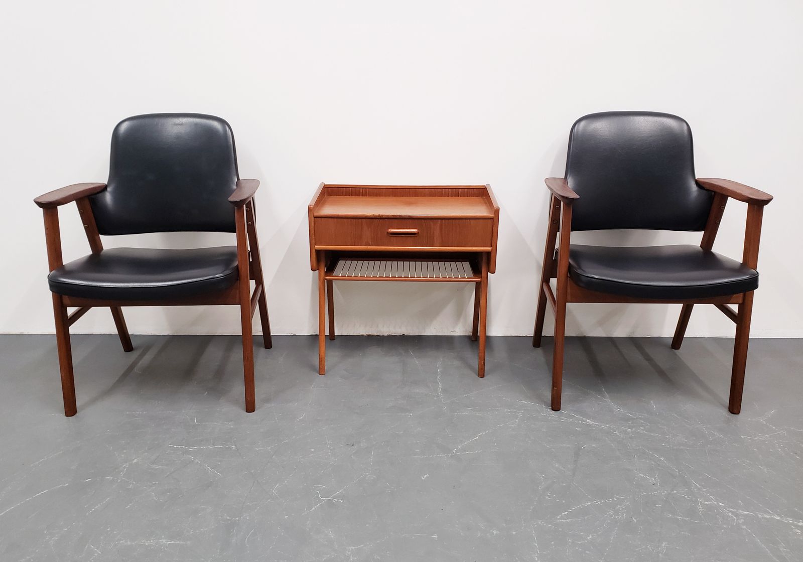 One Left   Mid Cetury Desk Teak Chair, 1960s photo vinterior