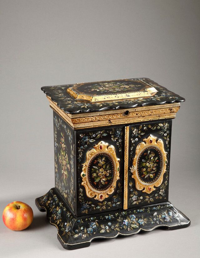 Box With Polychrome Floral Decoration And Mother Of Pearl Inlays, English Craftsmanship photo for sale