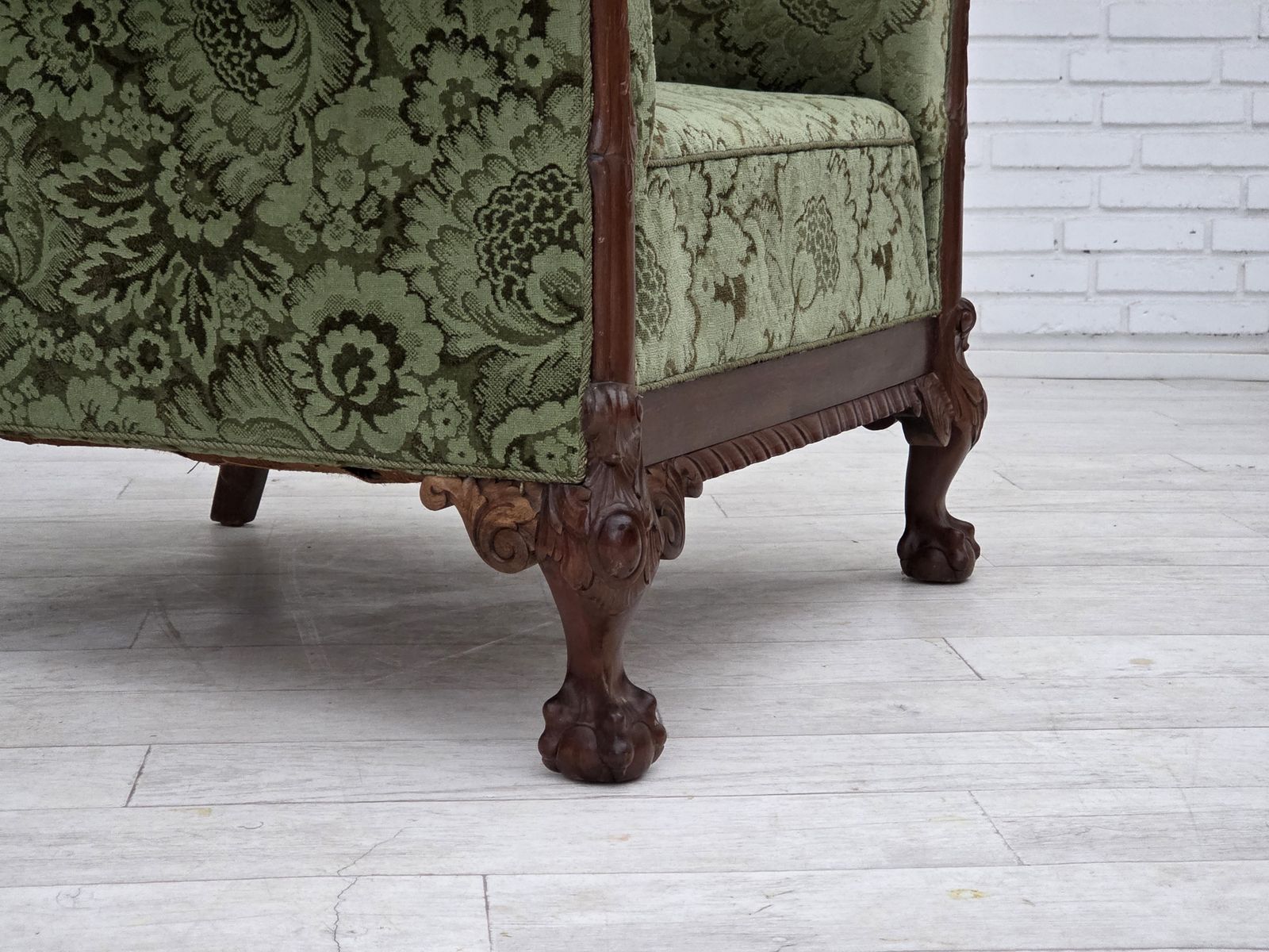 photo vinterior 1950s, Danish Relax Armchair, Green Furniture Velour, Carved Oak Wood.