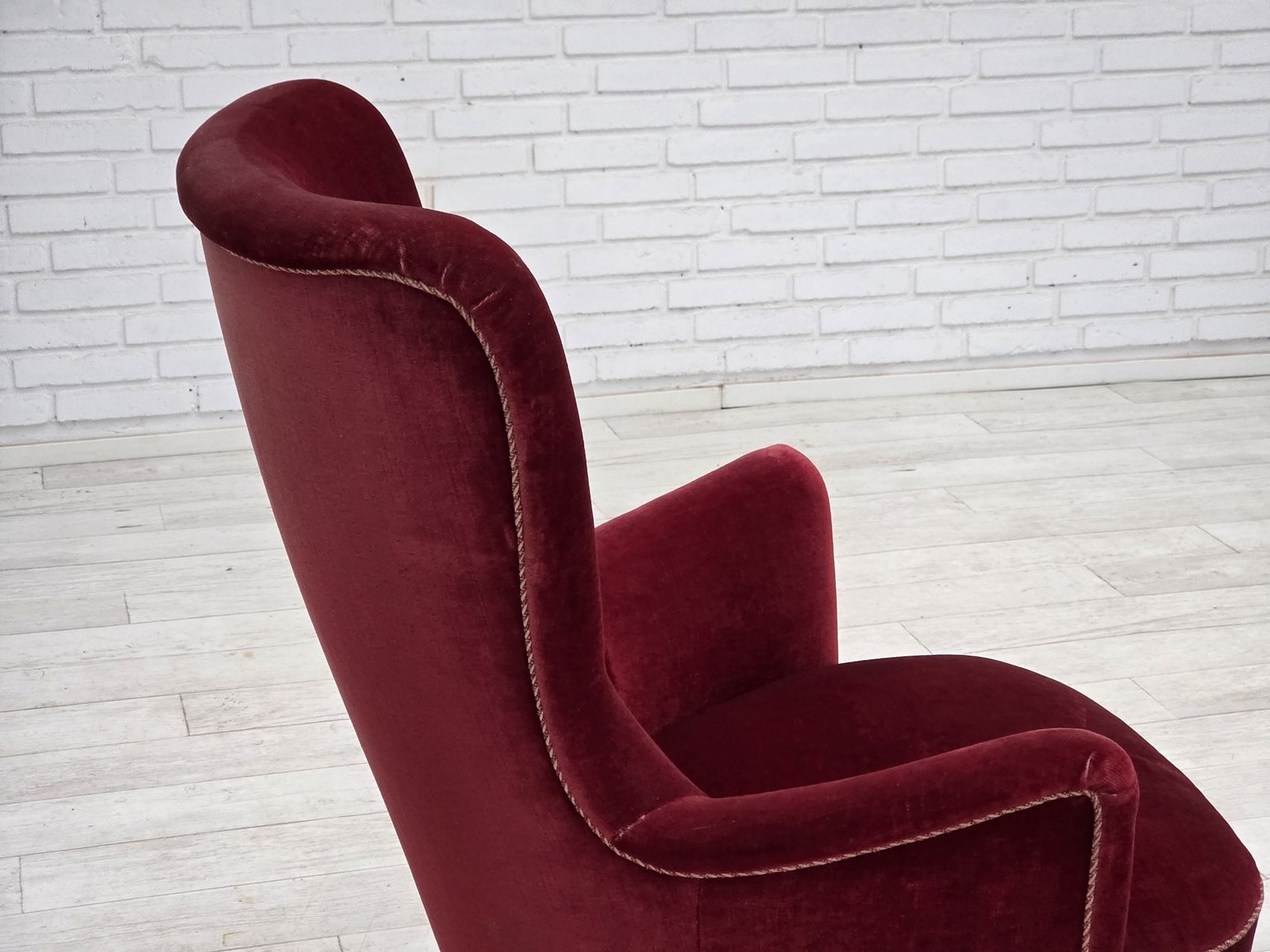 Jaren 1970, Deense Fauteuil, Kersrood Meubelvelours, Essen Houten Poten. photo furniture