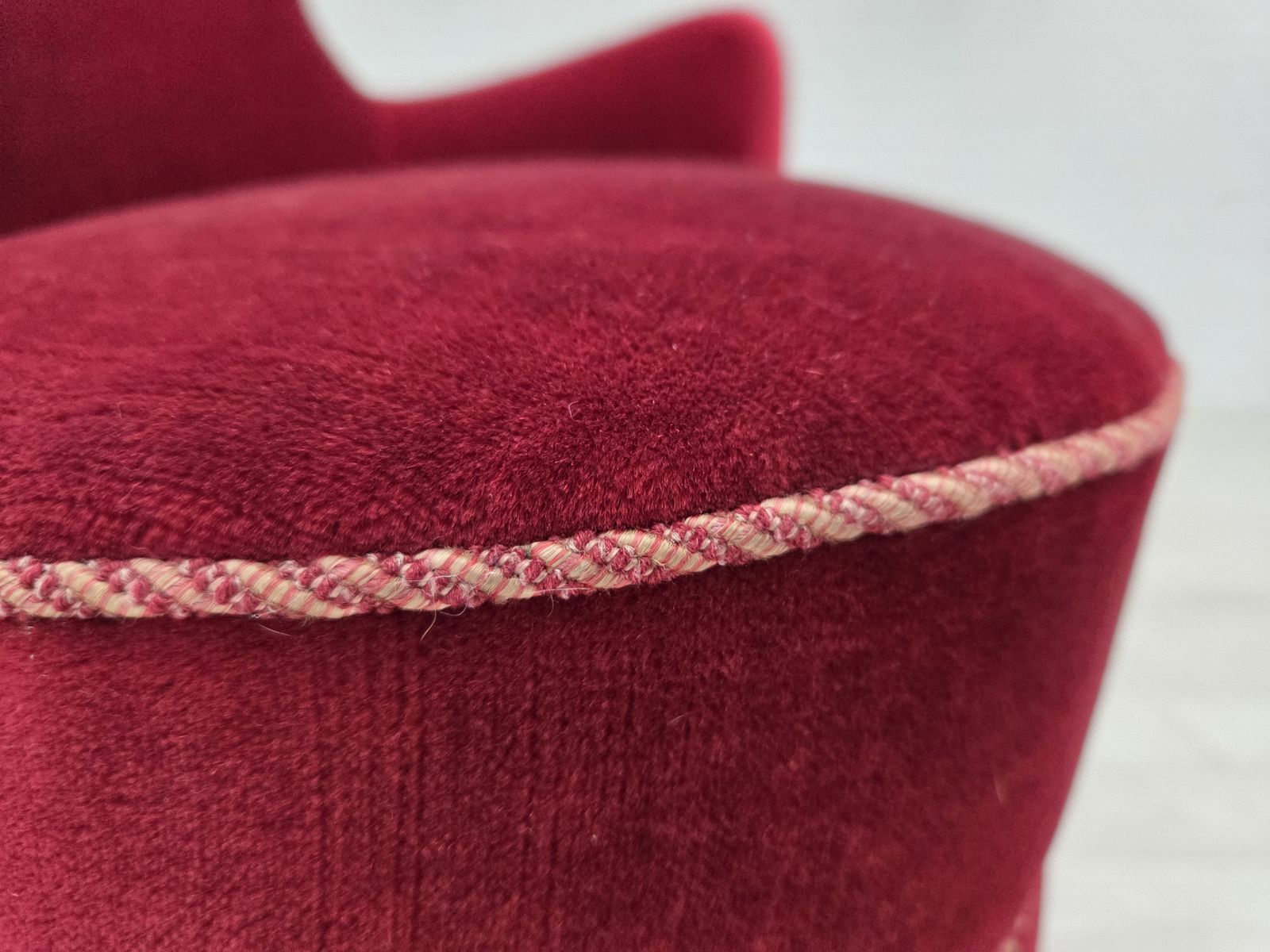 Jaren 1970, Deense Fauteuil, Kersrood Meubelvelours, Essen Houten Poten. photo Meubels