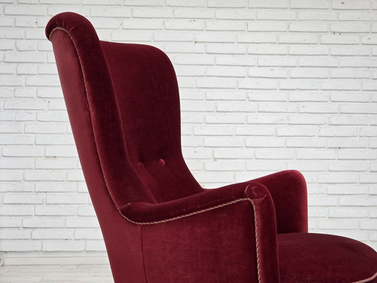 Jaren 1970, Deense Fauteuil, Kersrood Meubelvelours, Essen Houten Poten. photo 910.0
