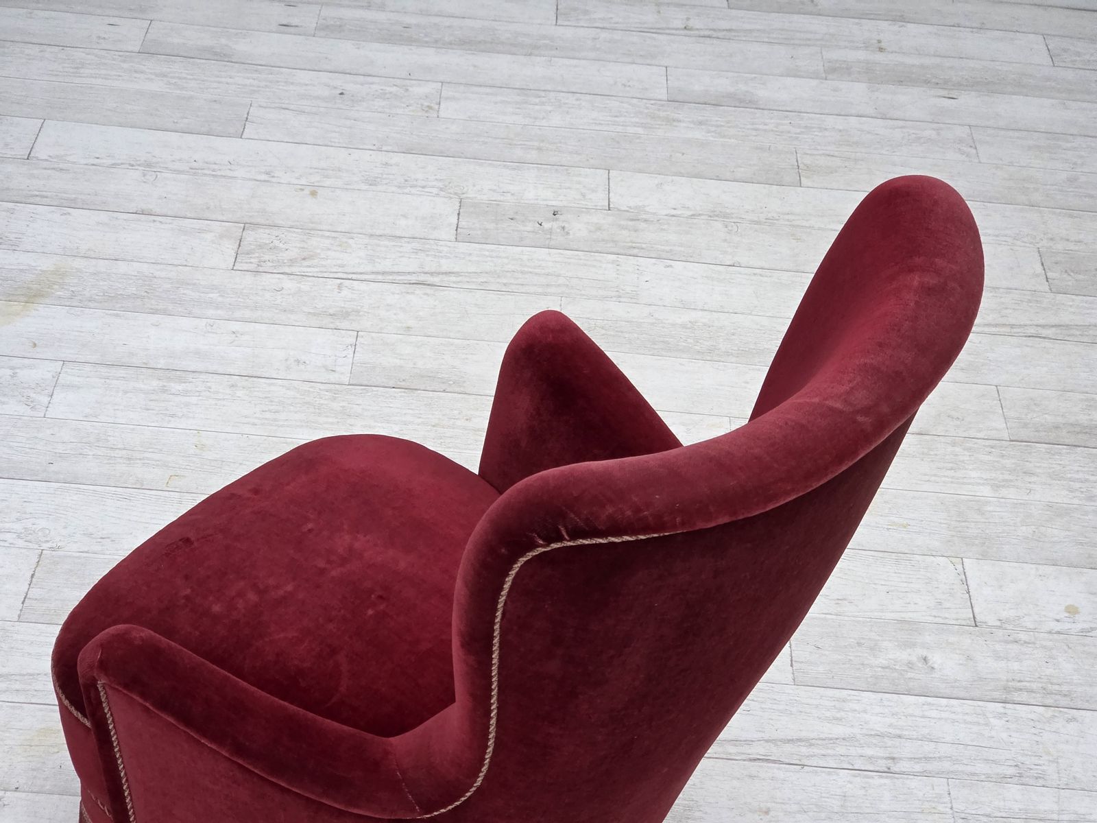 photo furniture Jaren 1970, Deense Fauteuil, Kersrood Meubelvelours, Essen Houten Poten.