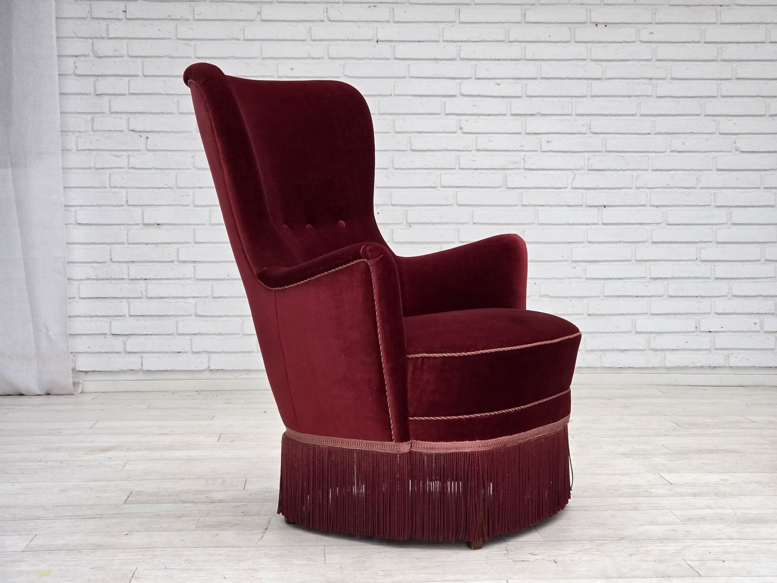 photo vintage Jaren 1970, Deense Fauteuil, Kersrood Meubelvelours, Essen Houten Poten.