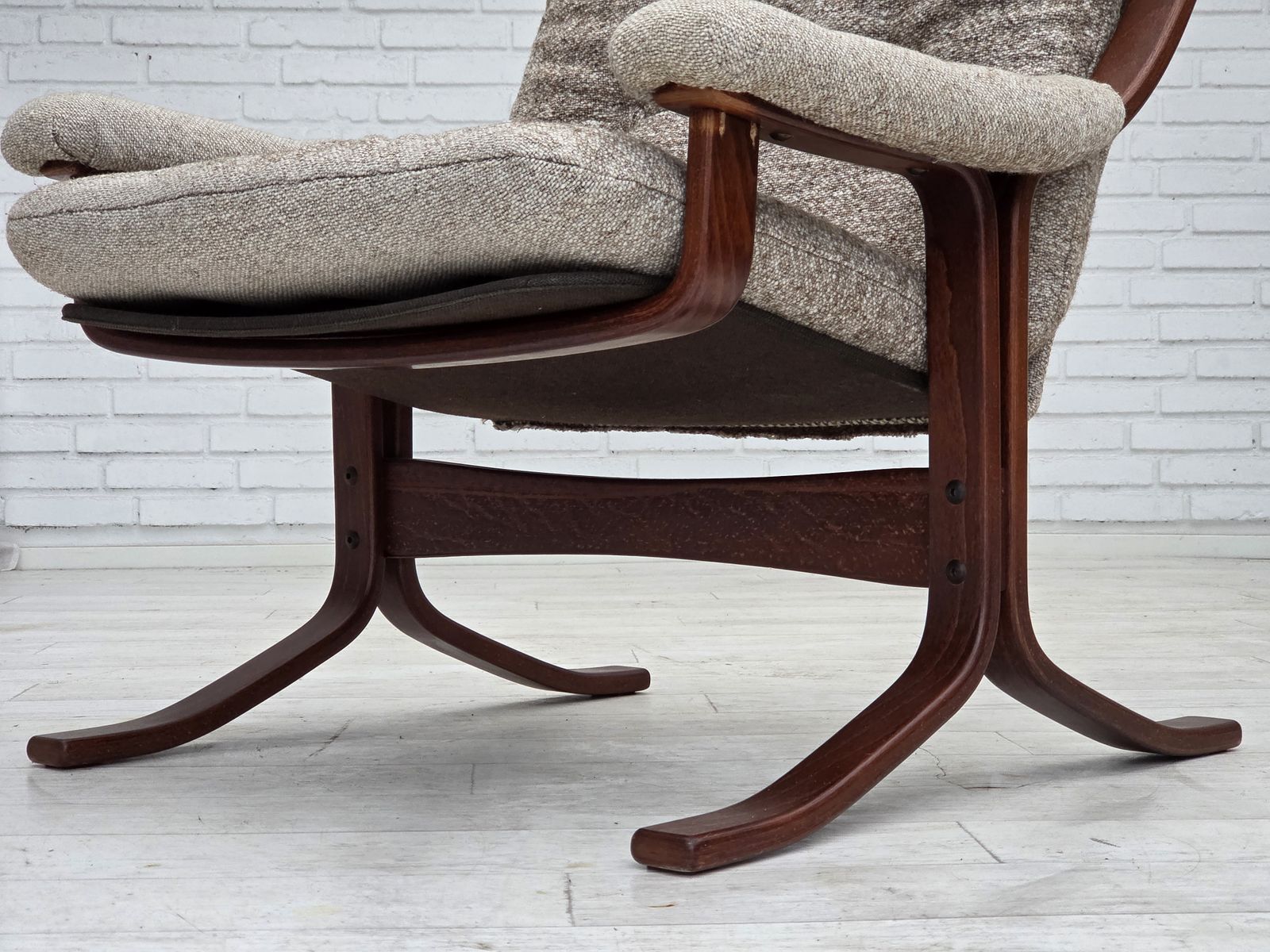 Jaren 1970, Noors Design Fauteuil, Gemêleerde Wollen Bekleding, Gebogen Hout. photo for sale