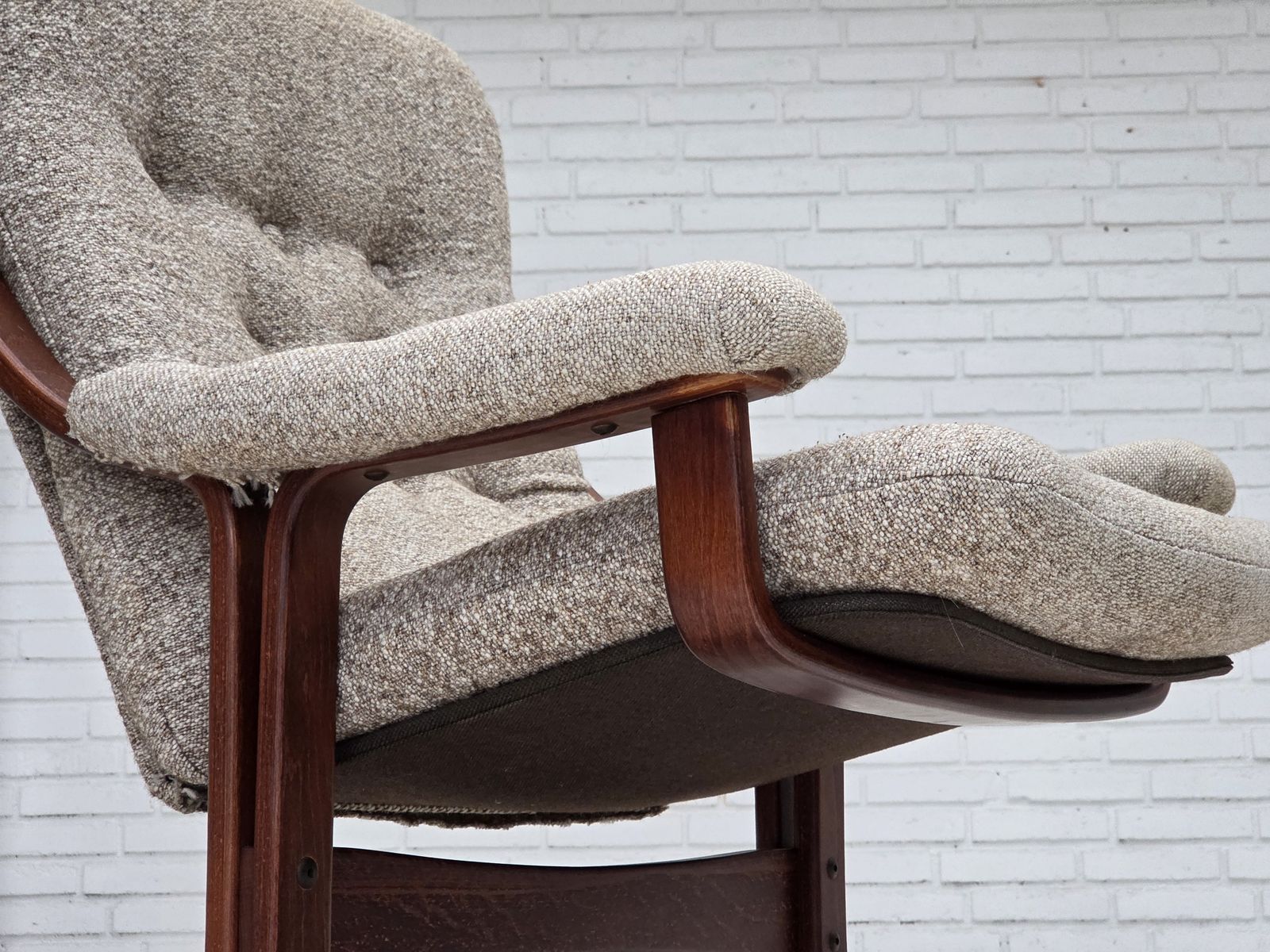 Jaren 1970, Noors Design Fauteuil, Gemêleerde Wollen Bekleding, Gebogen Hout. photo vintage