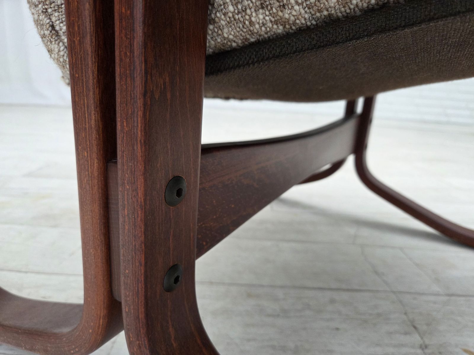 995.0 Jaren 1970, Noors Design Fauteuil, Gemêleerde Wollen Bekleding, Gebogen Hout. photo