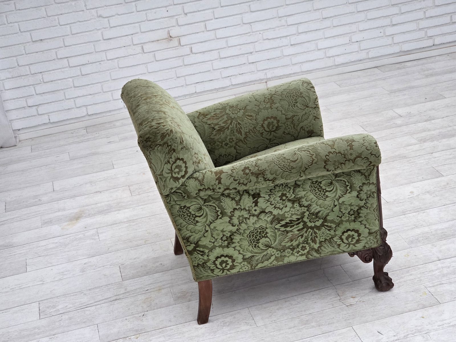 Ca. Jaren 1950, Deense Fauteuil, Groen Meubelvelours, Gesneden Eikenhout. photo for sale