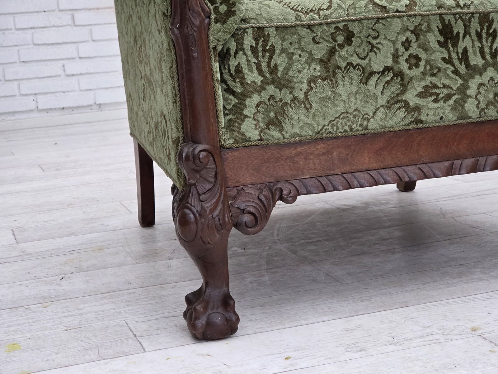 Ca. Jaren 1950, Deense Fauteuil, Groen Meubelvelours, Gesneden Eikenhout. photo Meubels