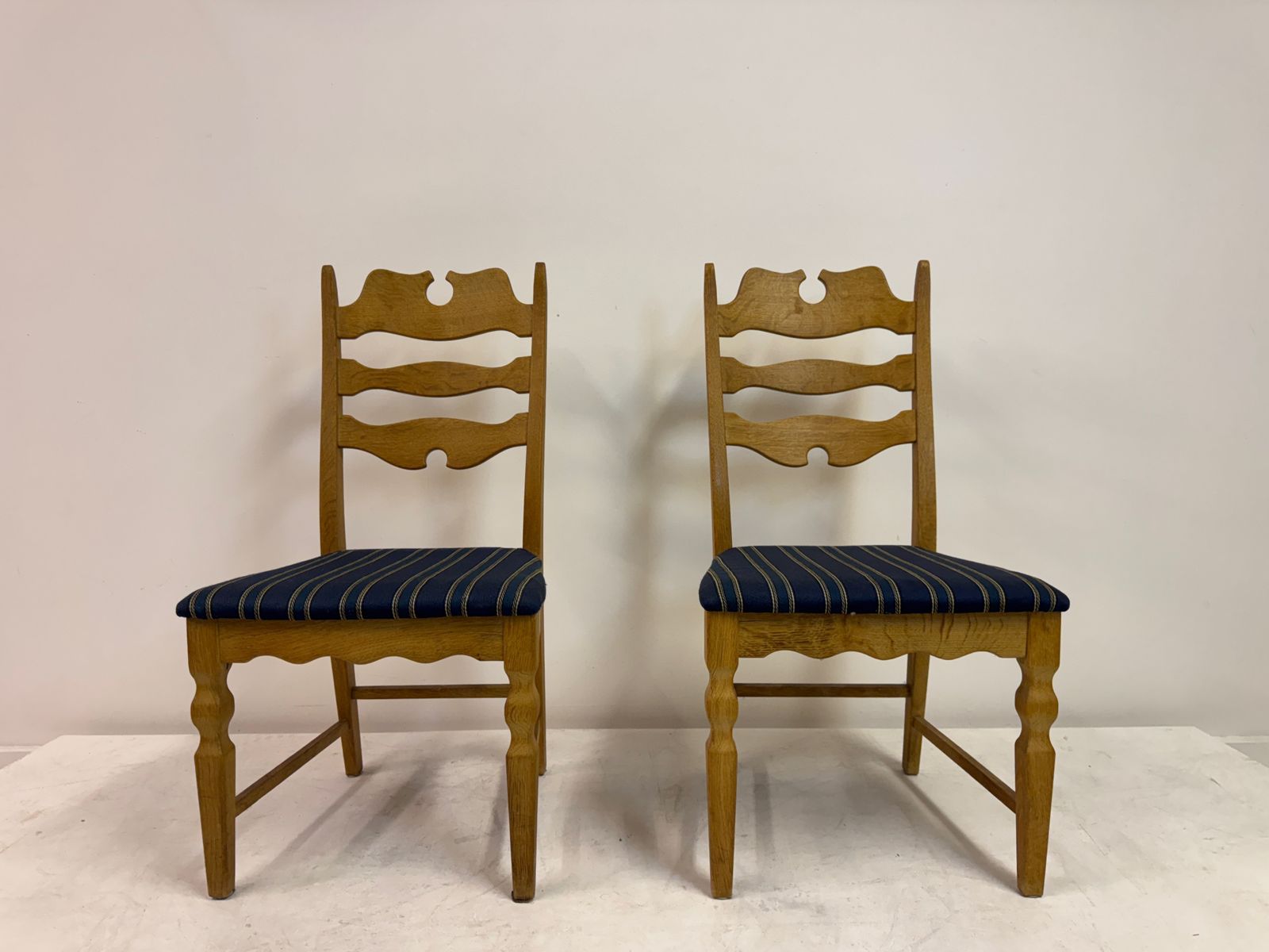 Set Of Six “Razorblade” Dining Chairs By Henning Kjaernulf, Oak, 1960s photo vinterior