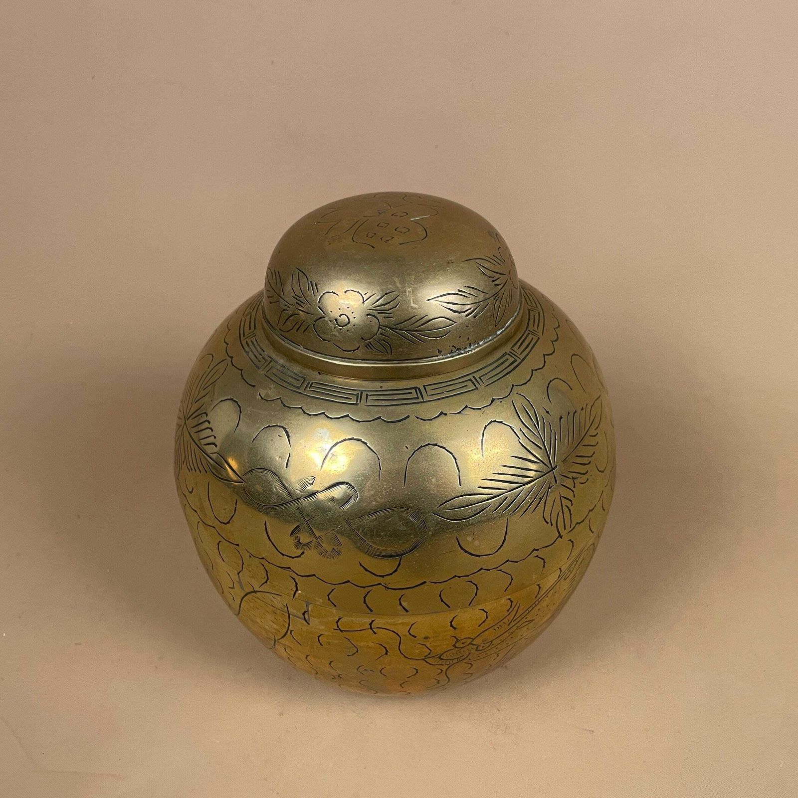 Gold Brass Oriental Chinese Vase Decorative Pot Antique Asian Pattern Decorative Vintage Engraved Traditional Lidded Lid Round Patterned photo vinterior