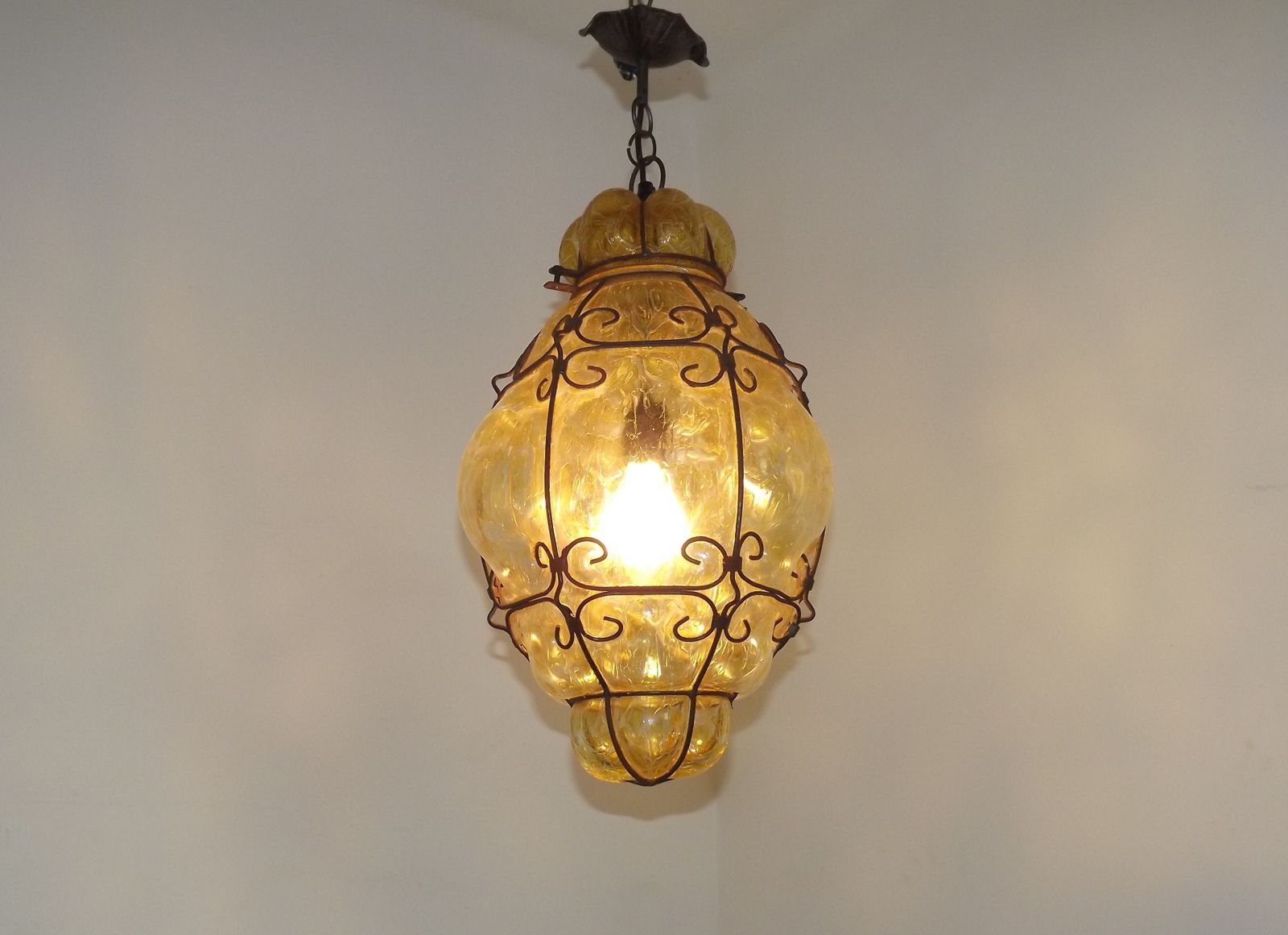 photo for sale Lanterne suspendue italienne en fer forgé et verre de Murano craquelé, années 1960