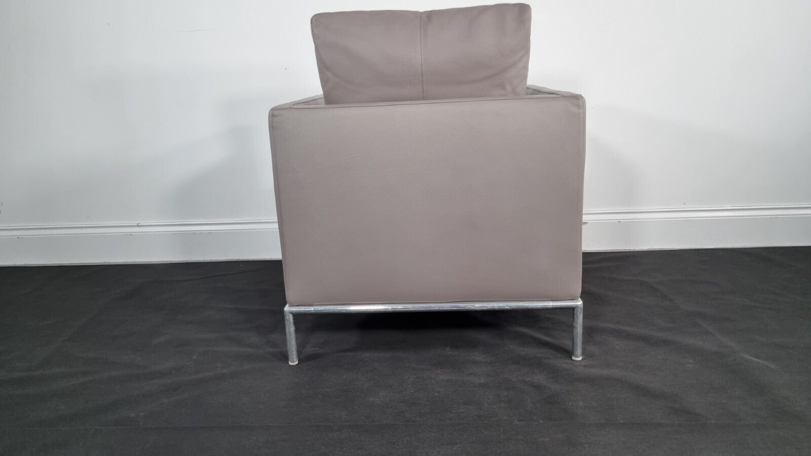 Bb Italia George Chair In Soft Grey Leather (Item1) In Very Good Condition photo vinterior