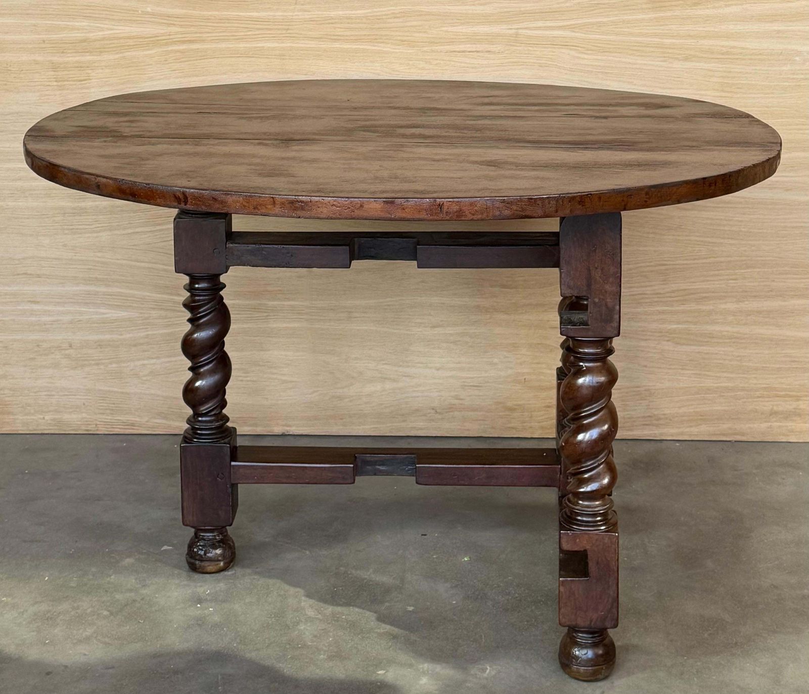 Table ronde pliante en noyer massif, pieds salomoniques, XIXe siècle photo for sale