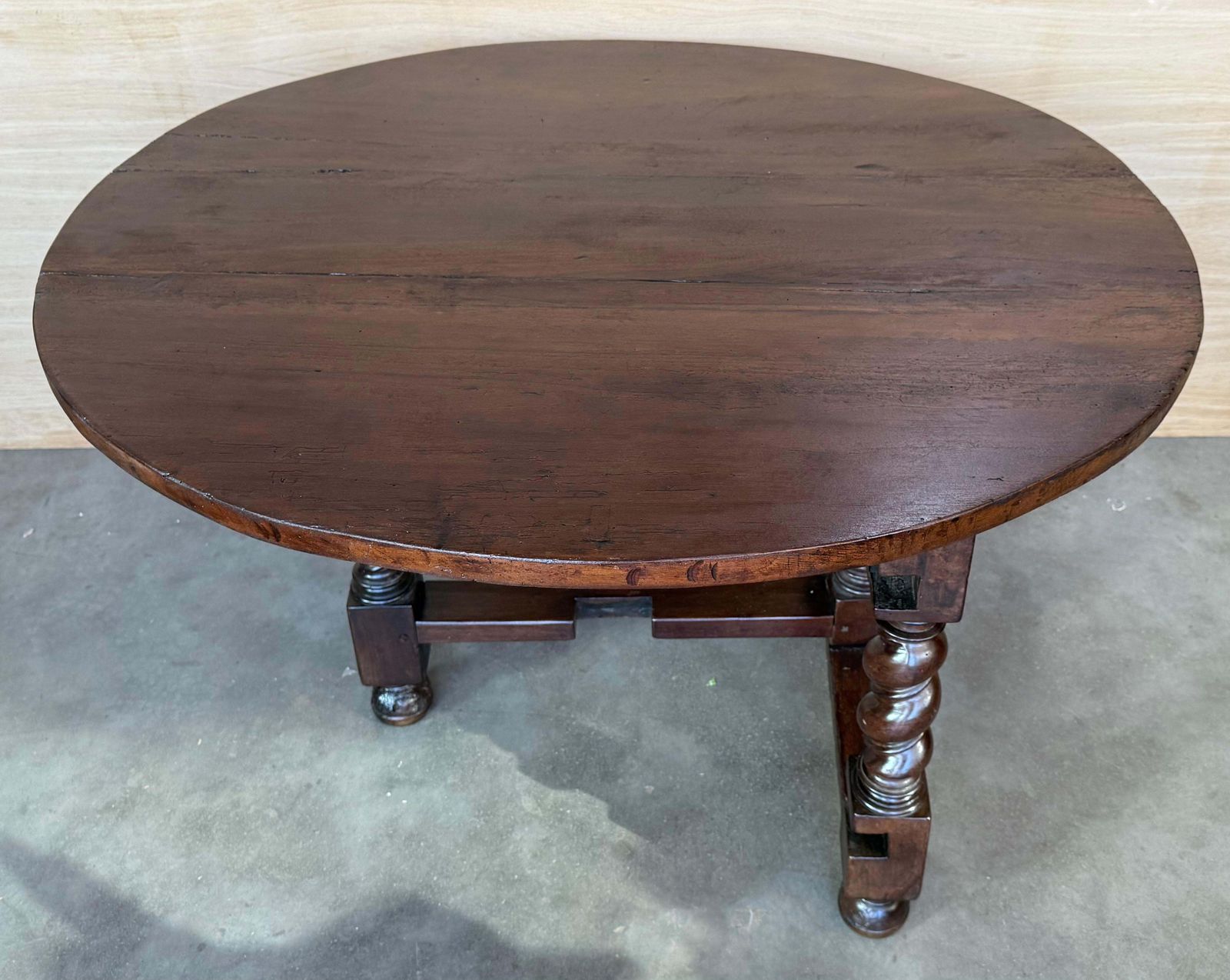 Table ronde pliante en noyer massif, pieds salomoniques, XIXe siècle photo buy