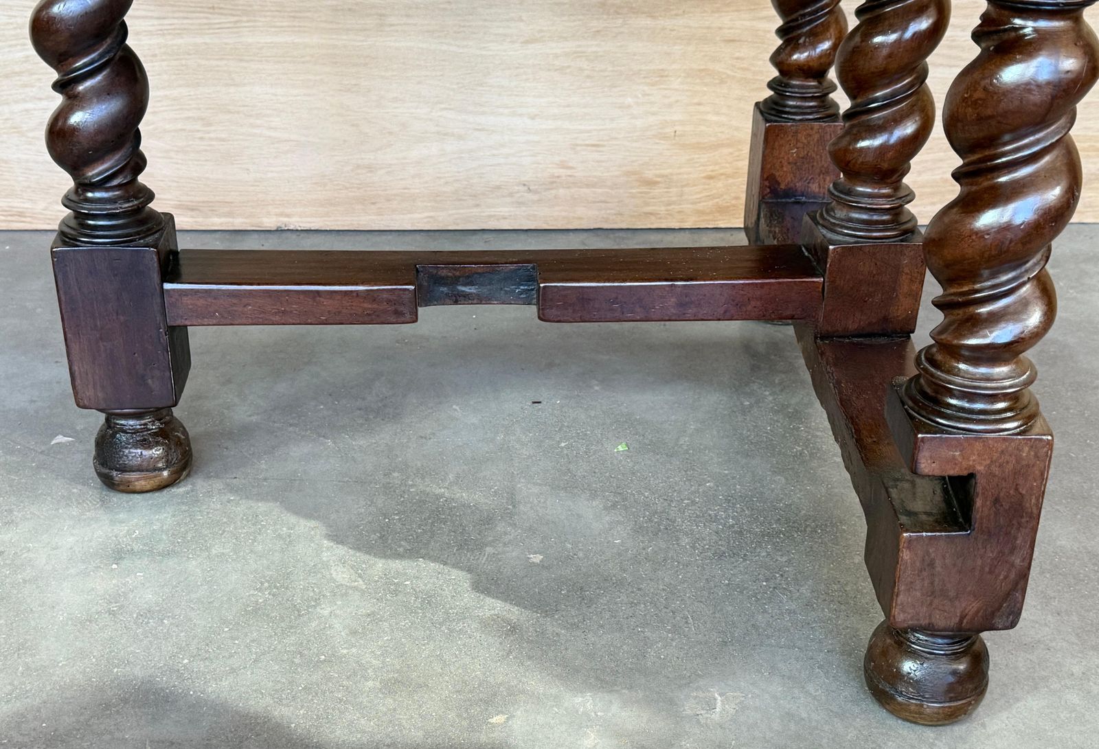 photo for sale Table ronde pliante en noyer massif, pieds salomoniques, XIXe siècle