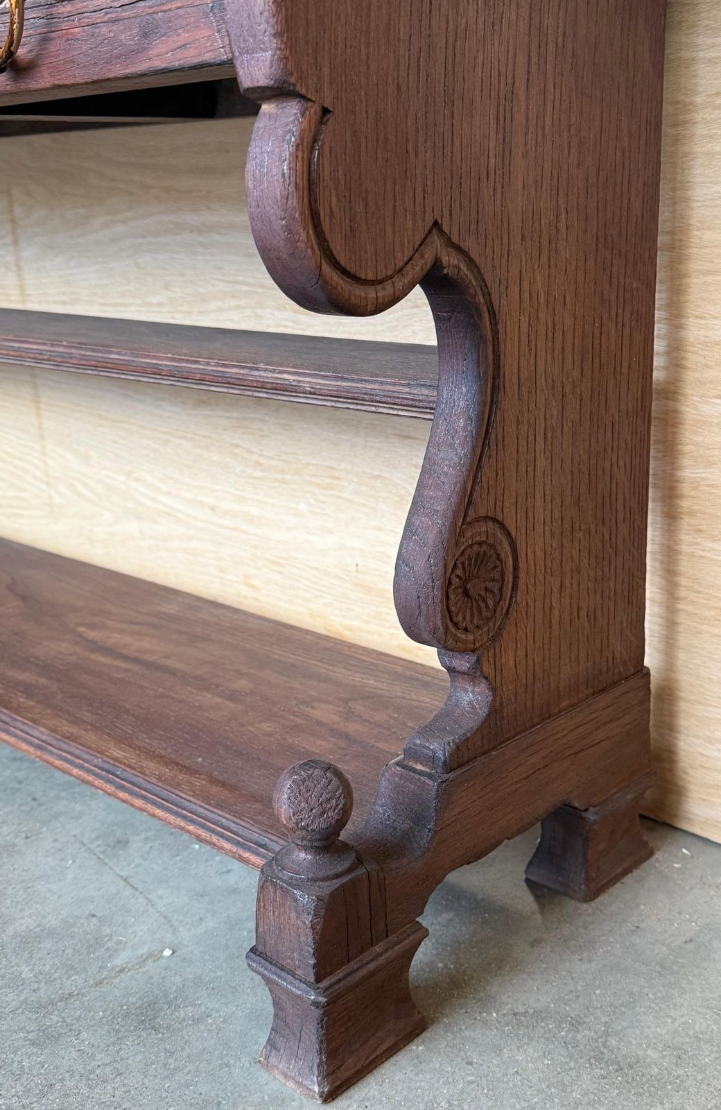 photo for sale Console catalane espagnole en noyer sculpté à la main, début du XXe siècle
