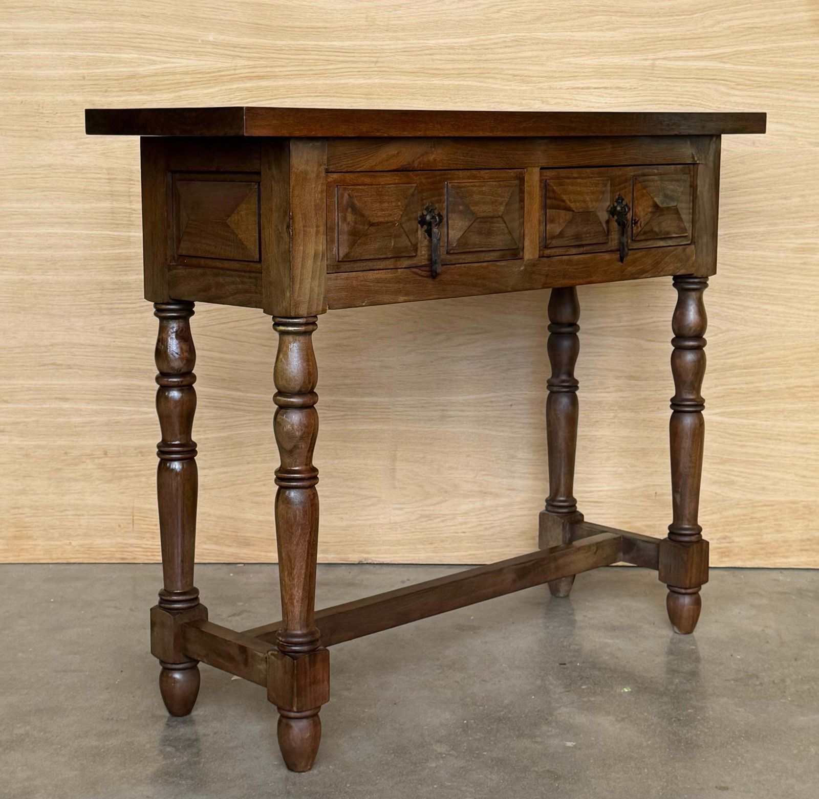 Console espagnole à deux tiroirs sculptés, années 1900 photo buy