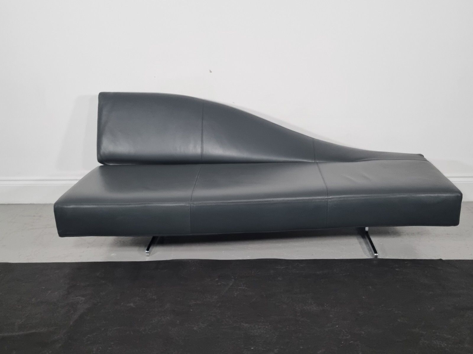 Cassina Aspen Chaise In Luxurious Dark Charcoal Leather Immaculate Condition photo Furniture