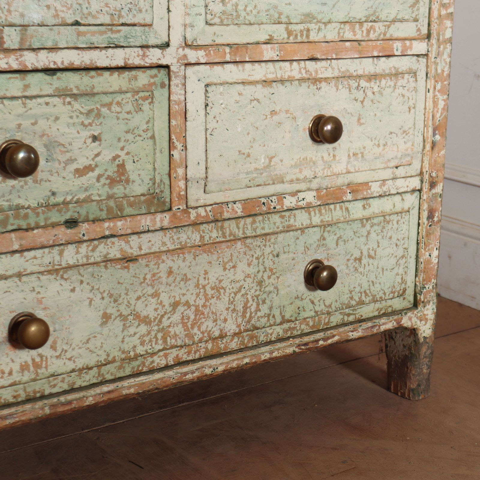 photo vinterior English Country House Dresser Base