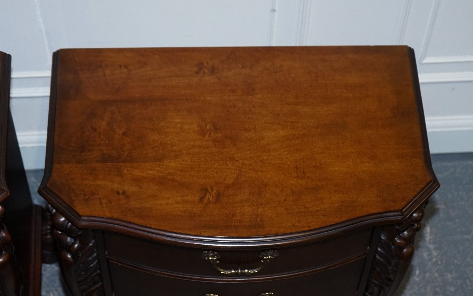 photo vintage Pair Of Large American Chippendale Style Nightstands Bedside Tables