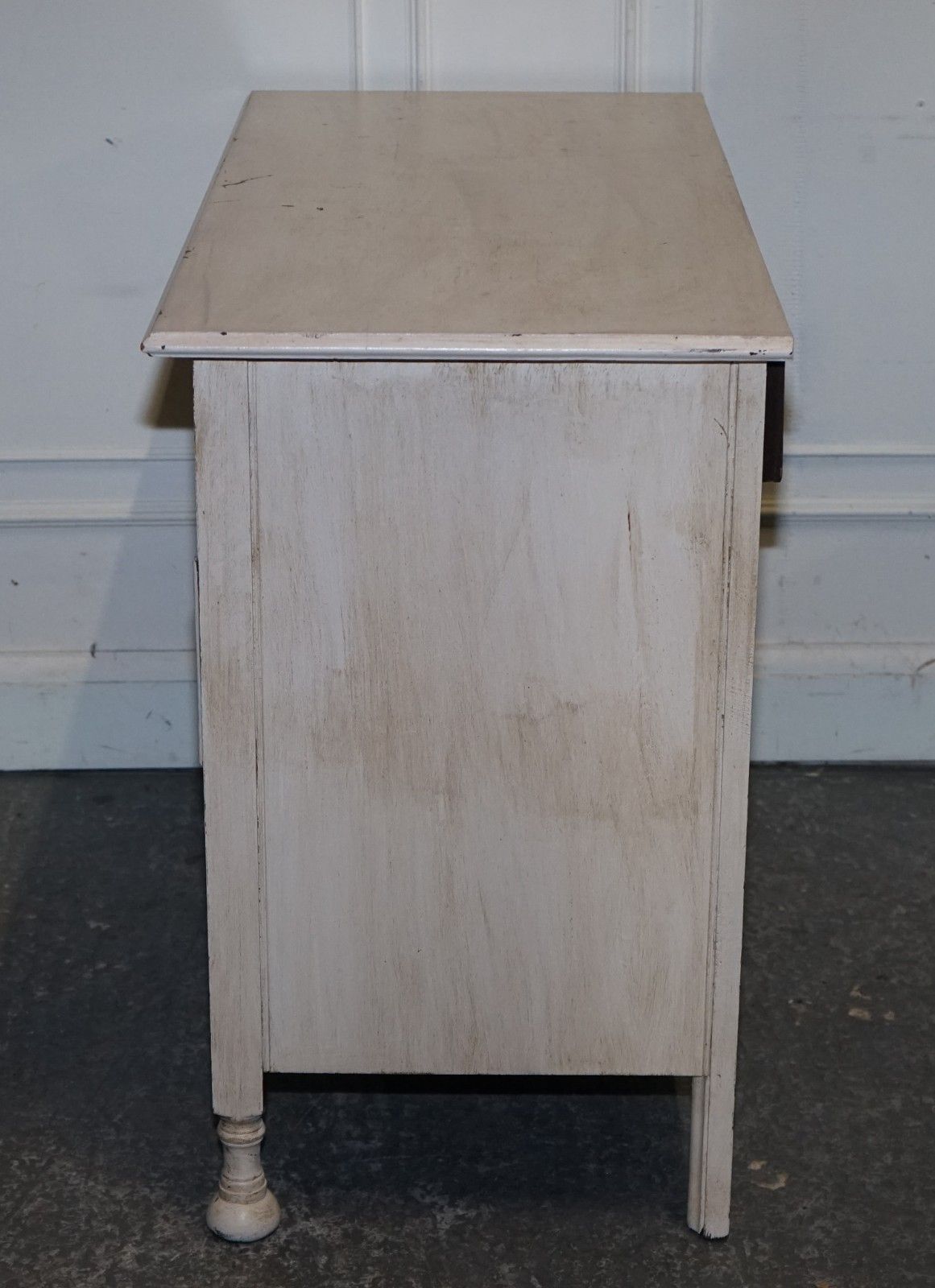 photo vinterior Antique Victorian Hand Painted Ivory White Chest Of Drawers With Brass Handles
