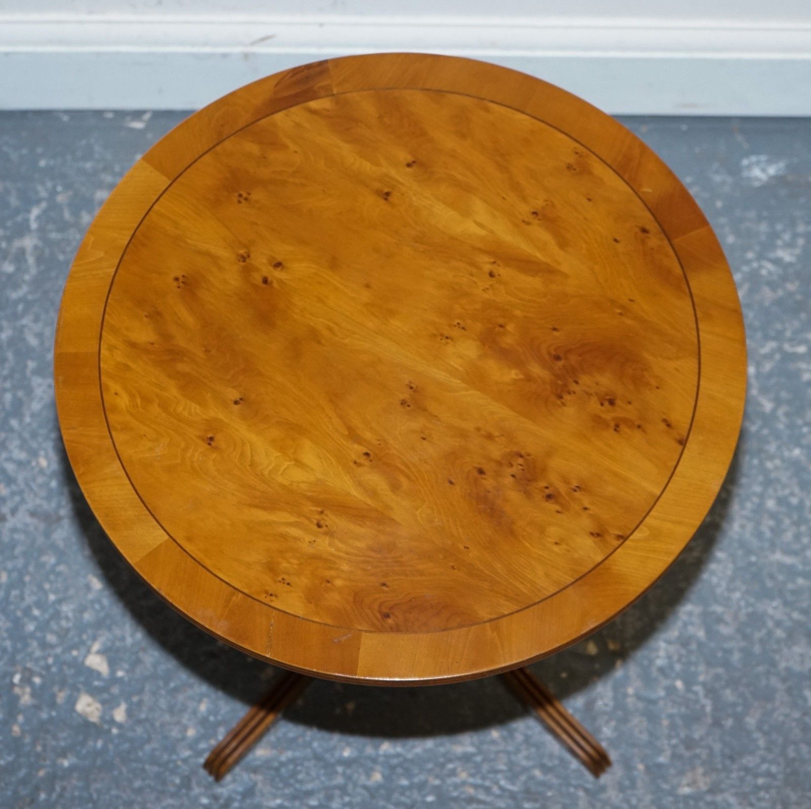 photo furniture Vintage Yew Wood Side End Wine Lamp Table