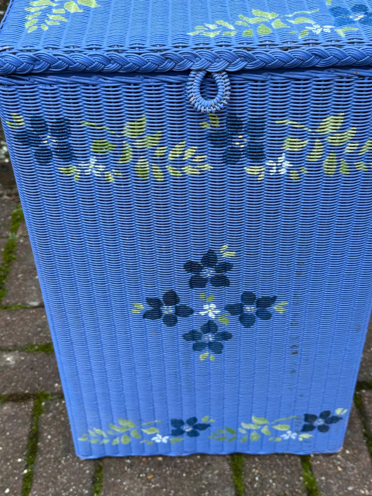 photo vintage Vintage Hand Painted Lloyd Loom Lusty Wicker Laundry Basket – Upcycled Storage, Retro Home Décor Charm