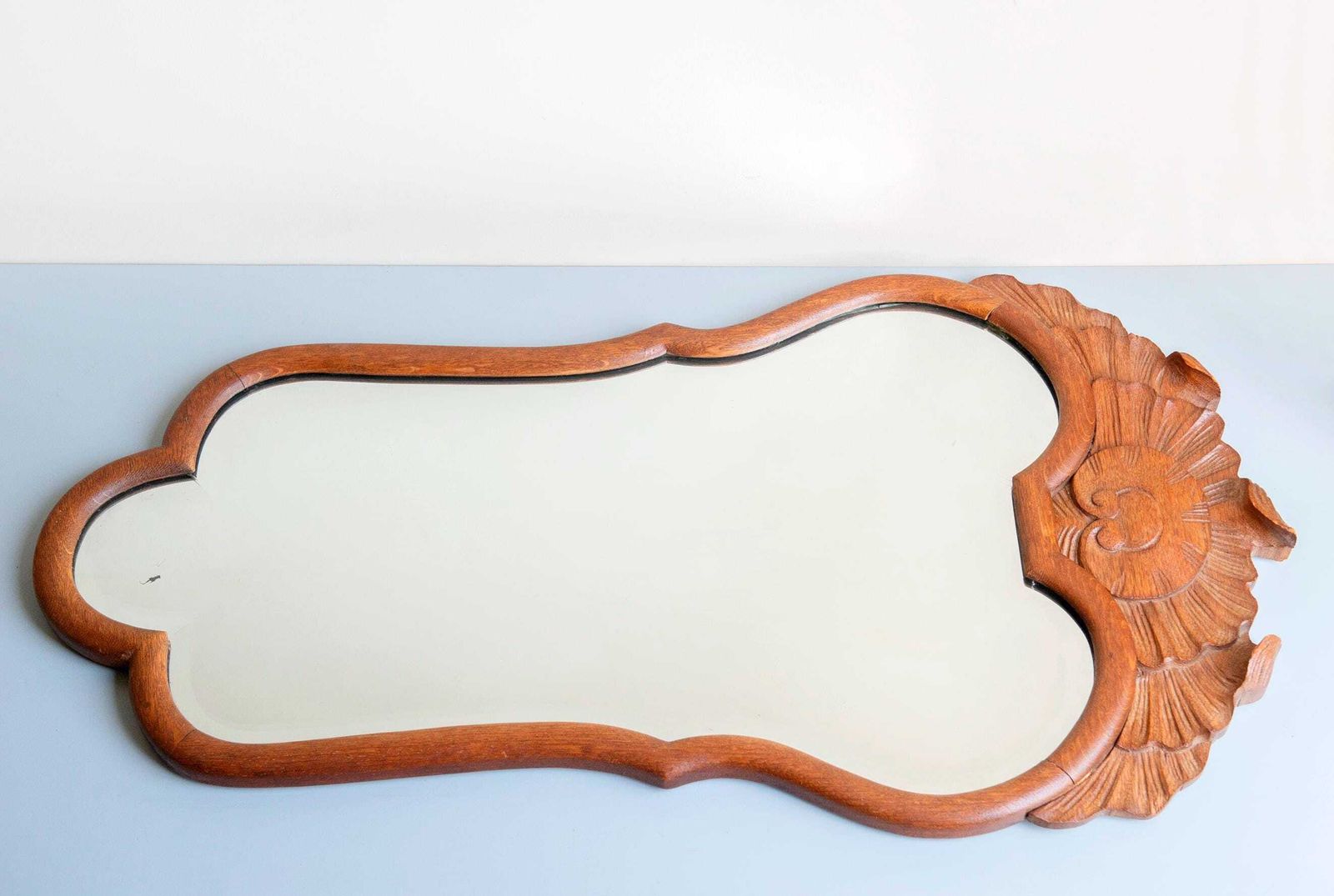 photo furniture Antiek Gesneden Eiken Wandspiegel – Schelppediment – Grote Donkerbruine Houten Spiegel – Geslepen Glas