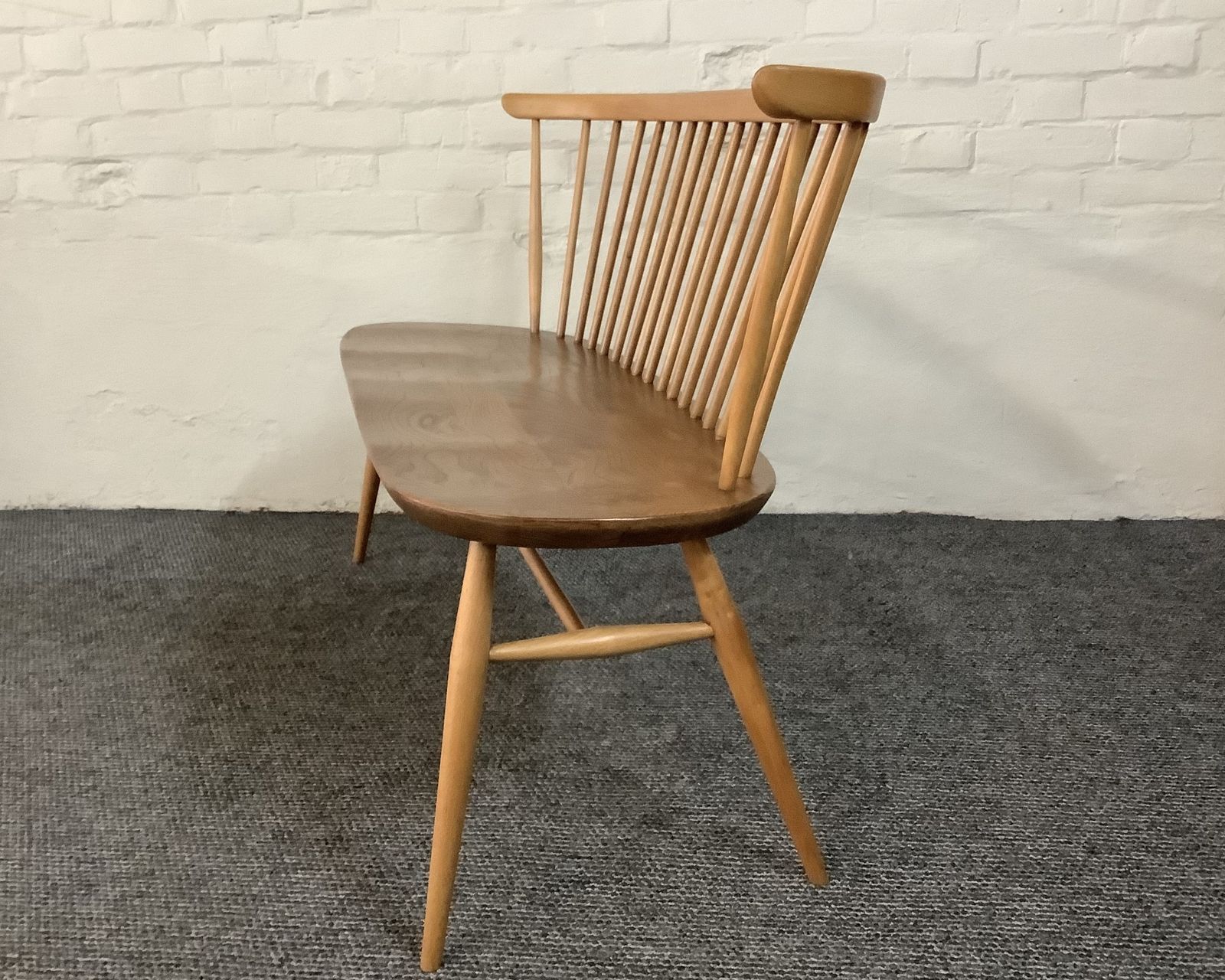 photo vinterior Ercol Windsor 450 Loveseat, Produced 1960 Onwards.