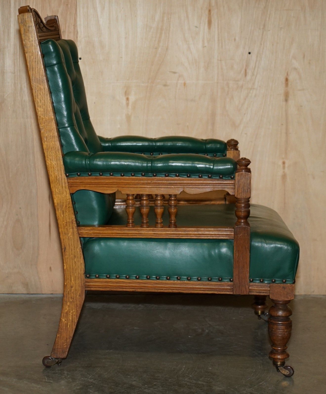 photo vinterior Pair Of Antique Victorian Hand Carved English Oak & Leather Library Armchairs
