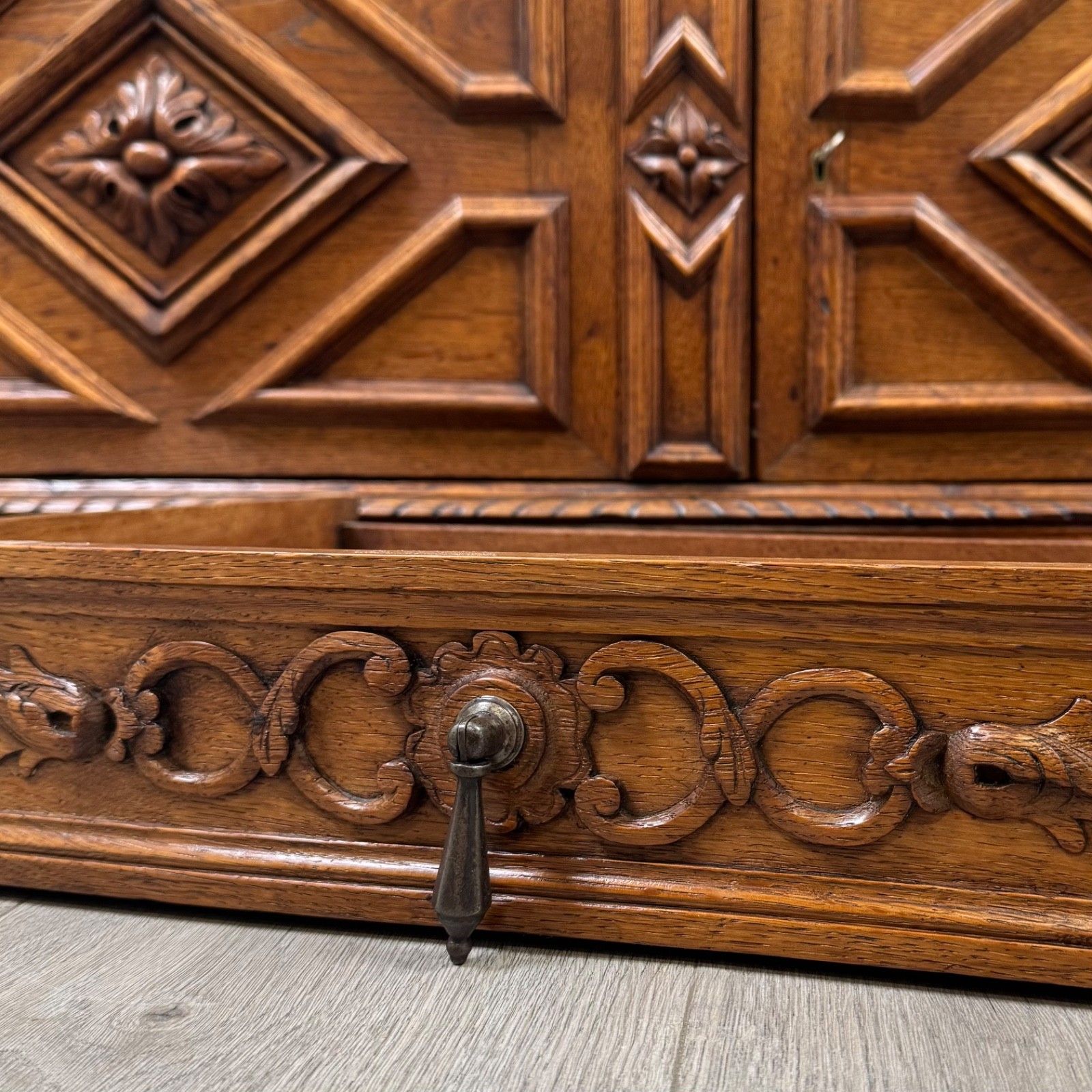 825.0 Antique 19th Century Fine Quality Sideboard In Golden Oak photo