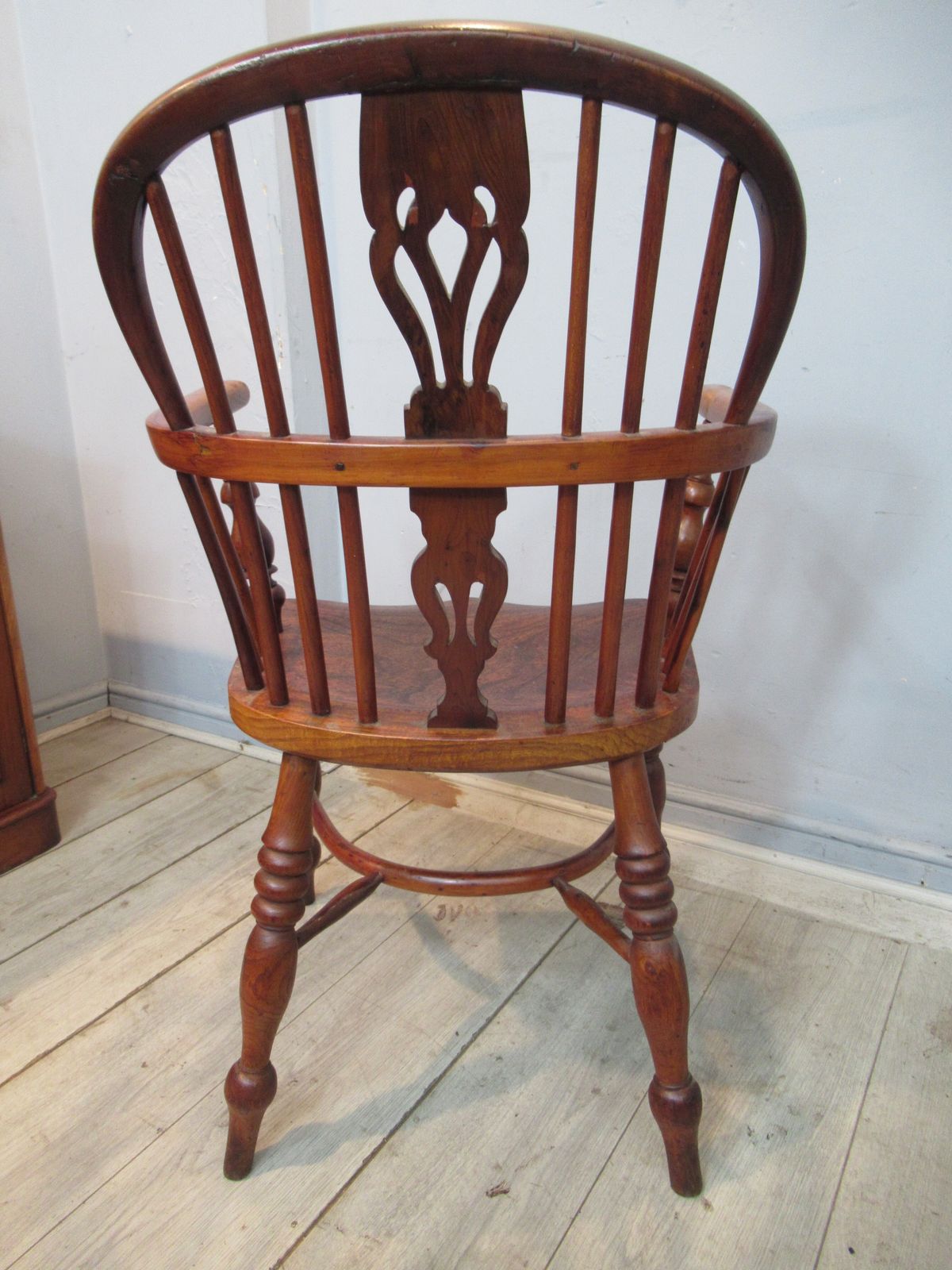 photo furniture Antique   19th Century Yew Wood Windsor Arm Chair
