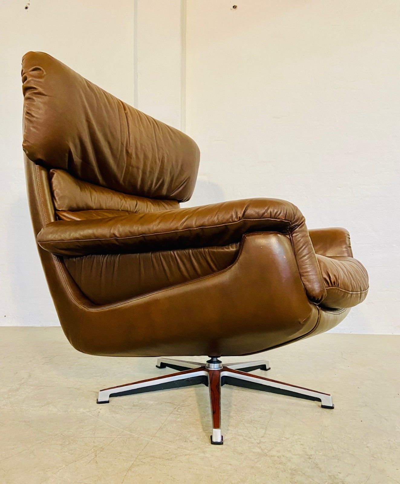 photo vintage Vintage Danish Mid Century Leather Swivel Egg Chair  By Bramin 1970,S