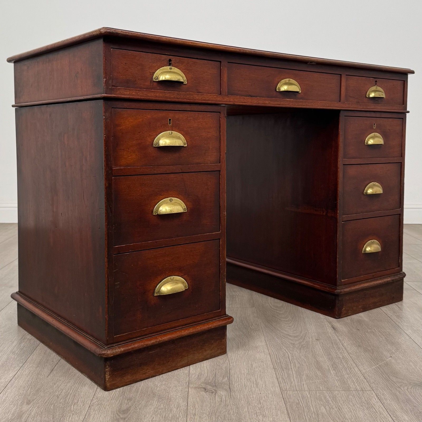 Antique 19th Century Good Quality Pedestal Desk In Mahogany photo vintage