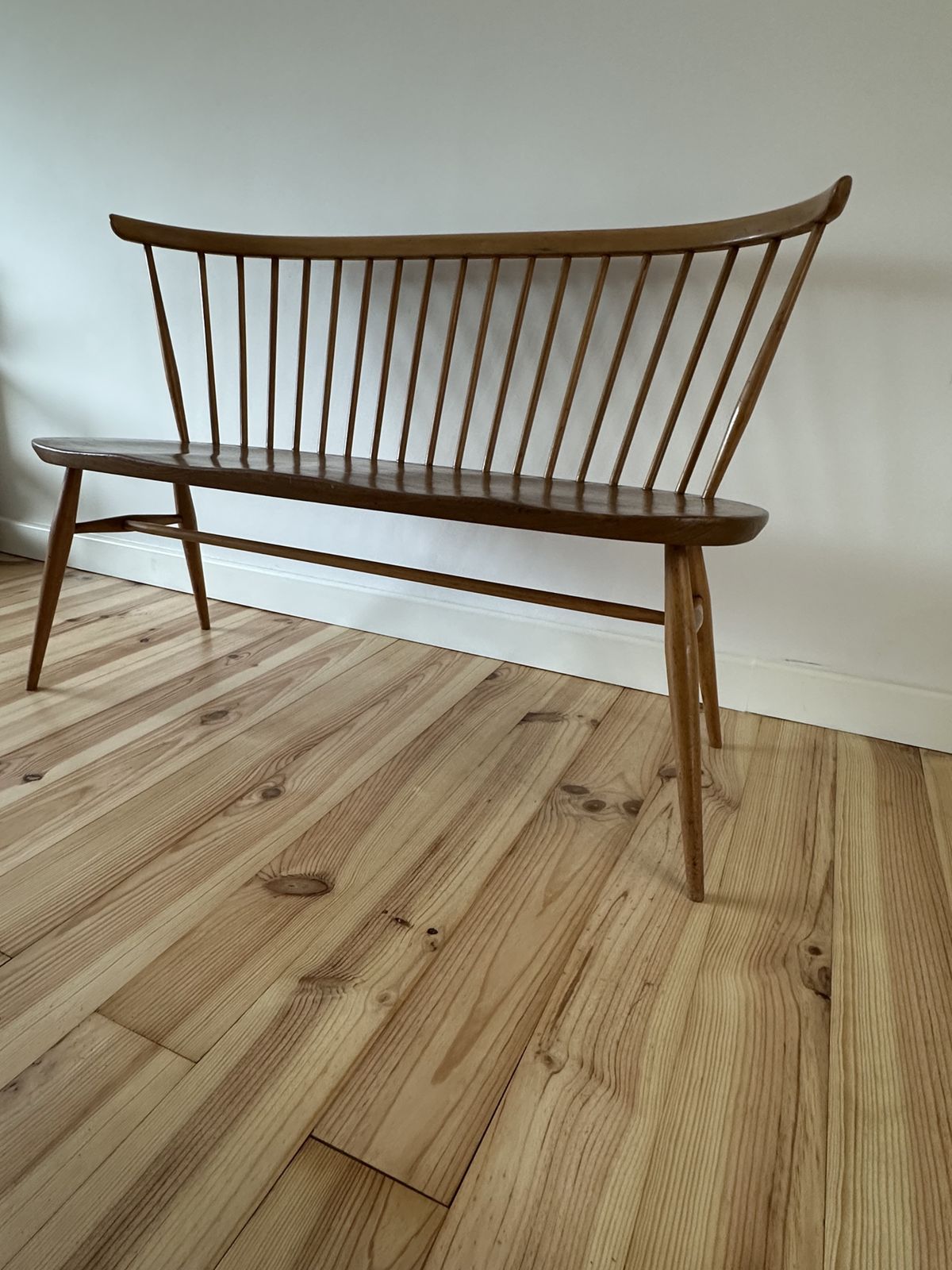 photo vintage Vintage Ercol Love Seat Model 450 Ercol Natural Finish Elm