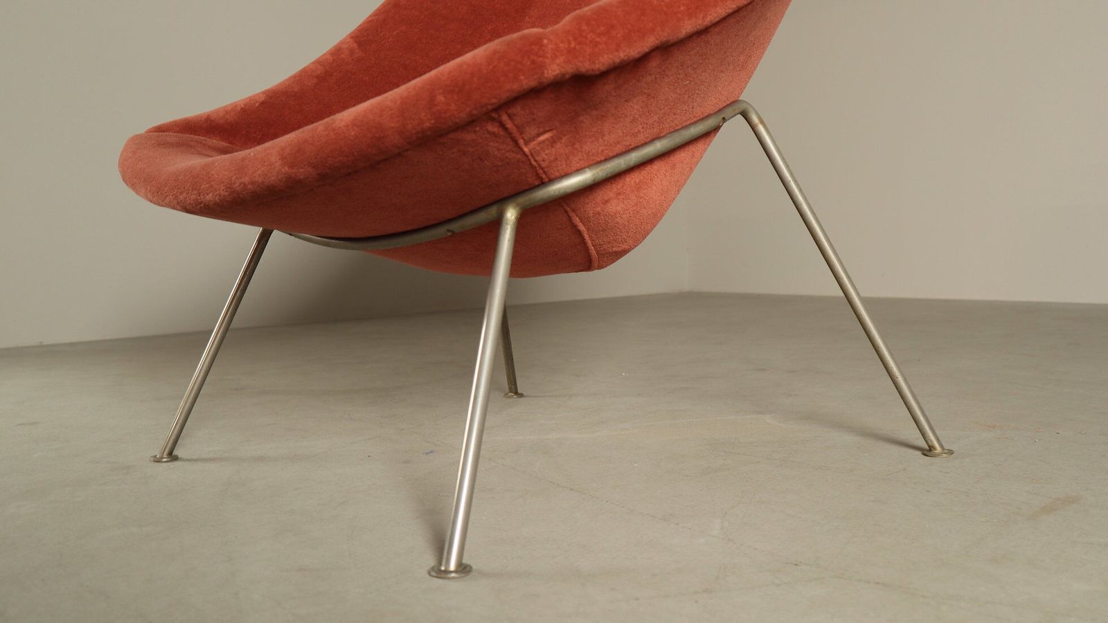 photo for sale Pierre Paulin For Artifort — F156 “Little Oyster” Lounge Chair, 1959–1960s