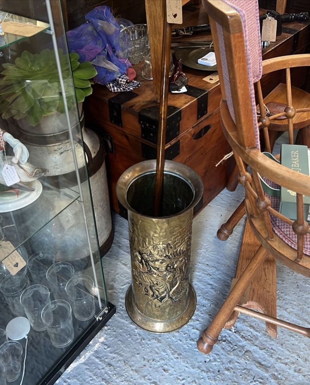 English Repoussé Brass Umbrella Or Stick Stand, C.1900–1925e photo vinterior