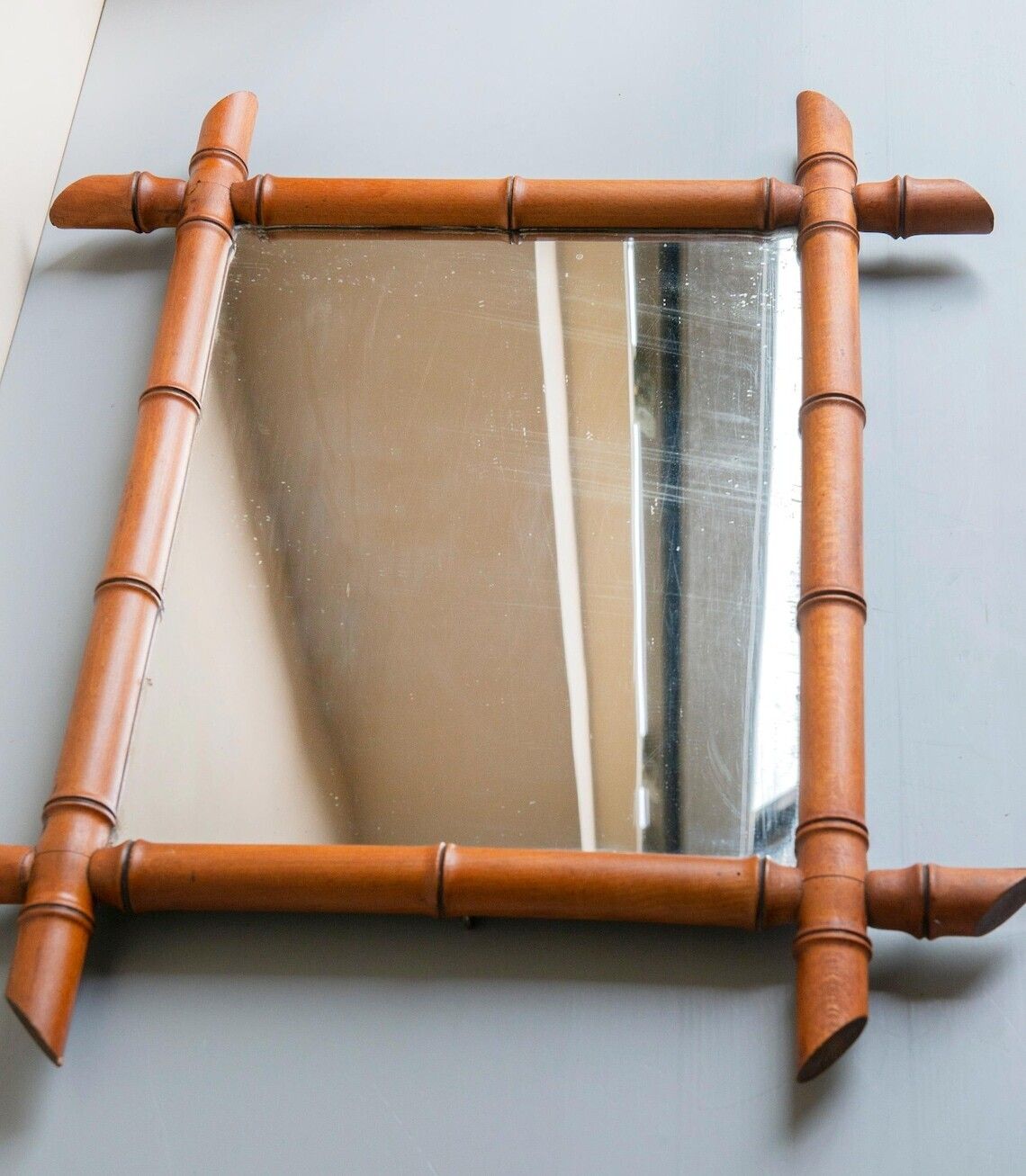 Décoration Miroir mural d'époque en bois sculpté, imitation bambou, France photo