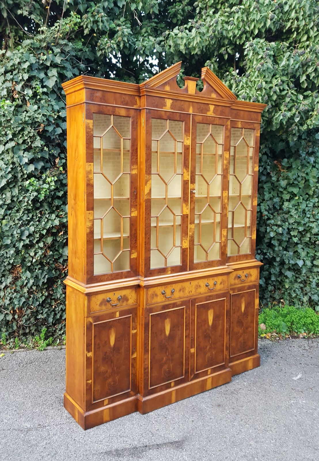 photo furniture Titchmarsh & Goodwin Burr Yew Breakfront Library Bookcase Rl.20713