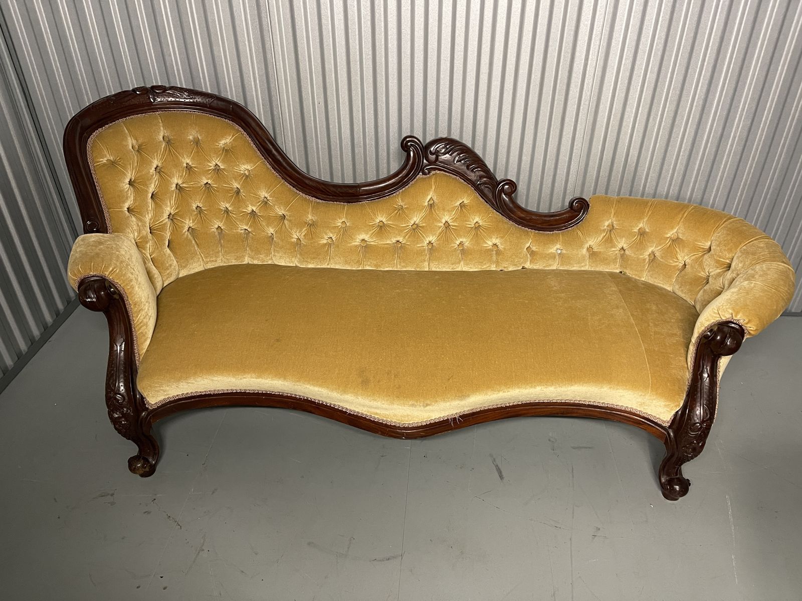 Gorgeous Victorian Cabriolet Chaise Longue In Gold Velvet