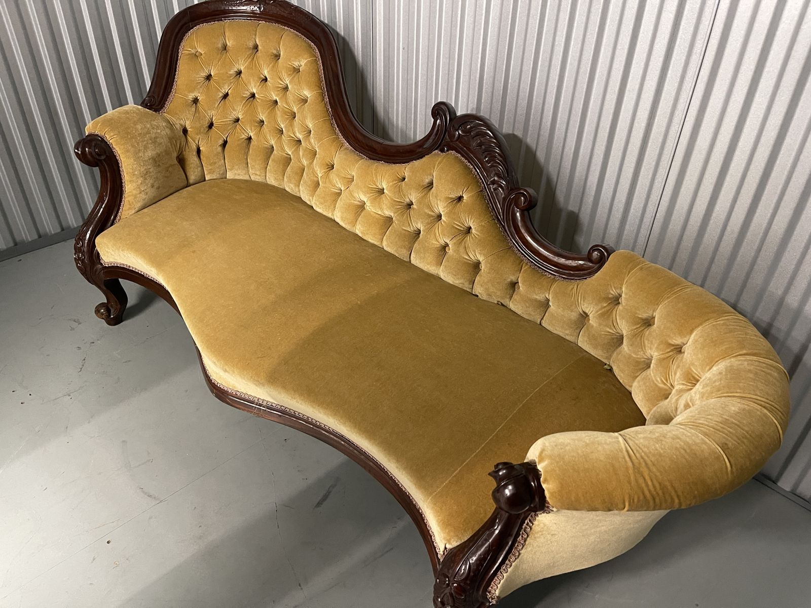Gorgeous Victorian Cabriolet Chaise Longue In Gold Velvet photo for sale