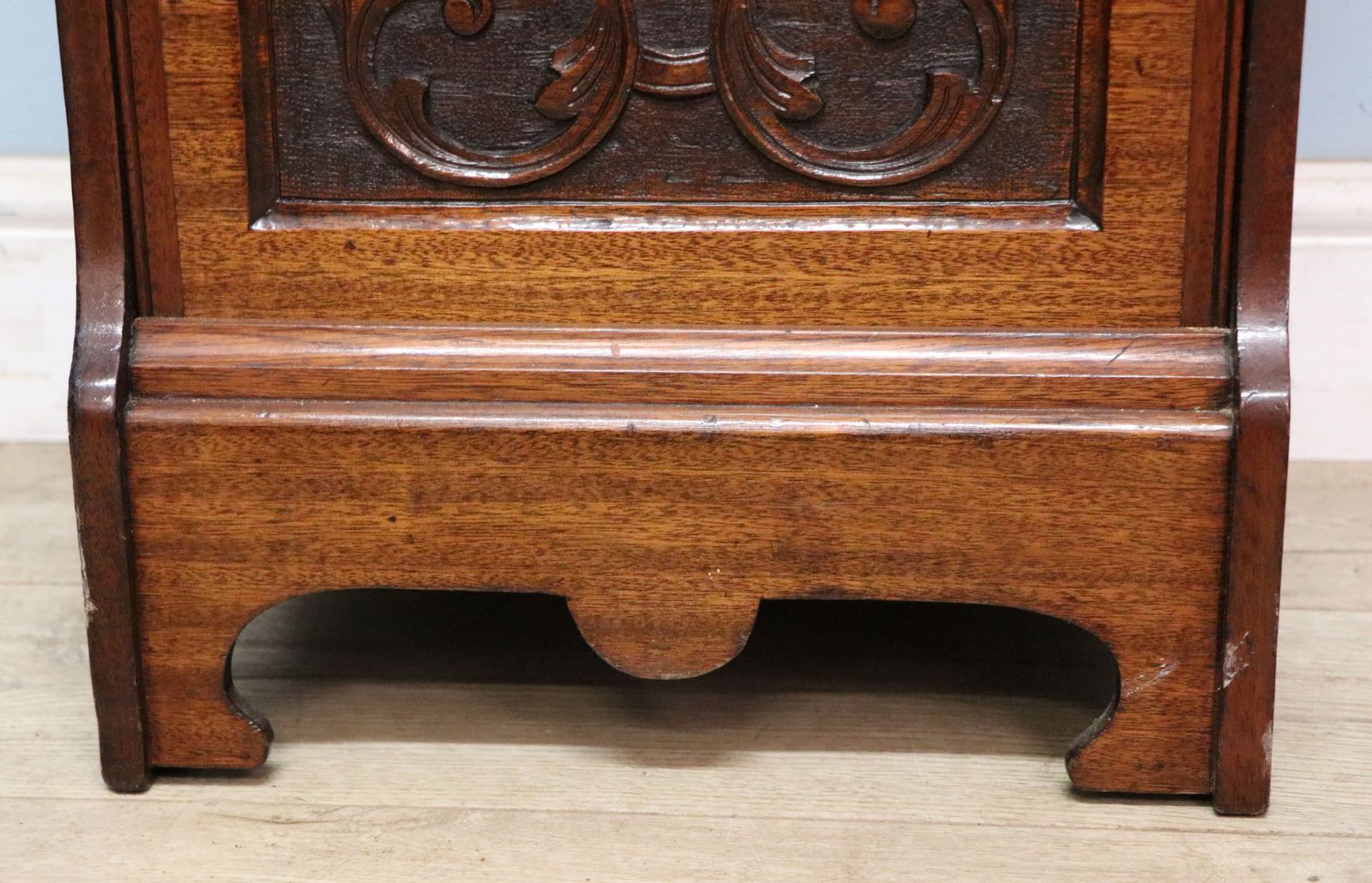 photo vinterior Victorian Style! A Lovely Late 19th Century American Walnut Coal Purdonium.