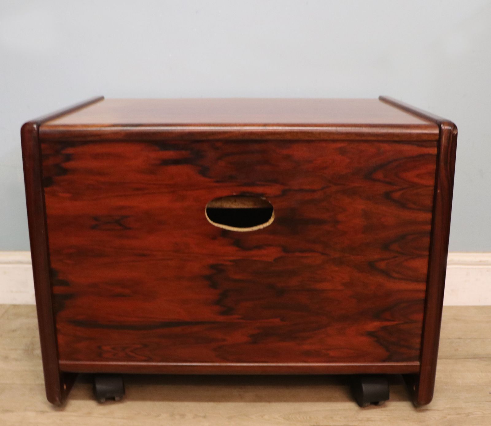 photo vinterior A Lovely Quality Mid Century Sumptuous Hardwood Veneered Television Stand