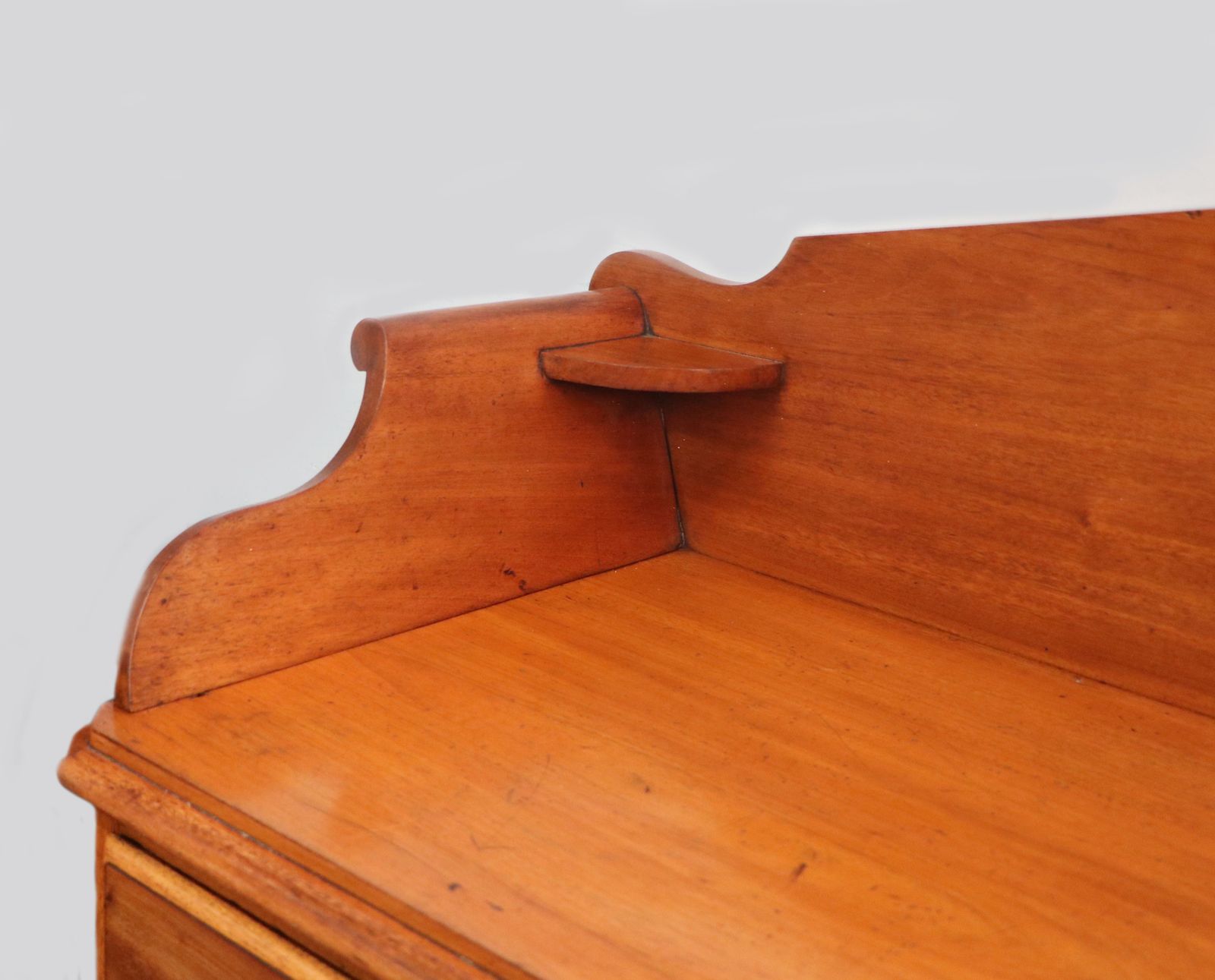 A Lovely Mid 19th Century Mahogany Galleried Back Chest Of Drawers. photo 495.0