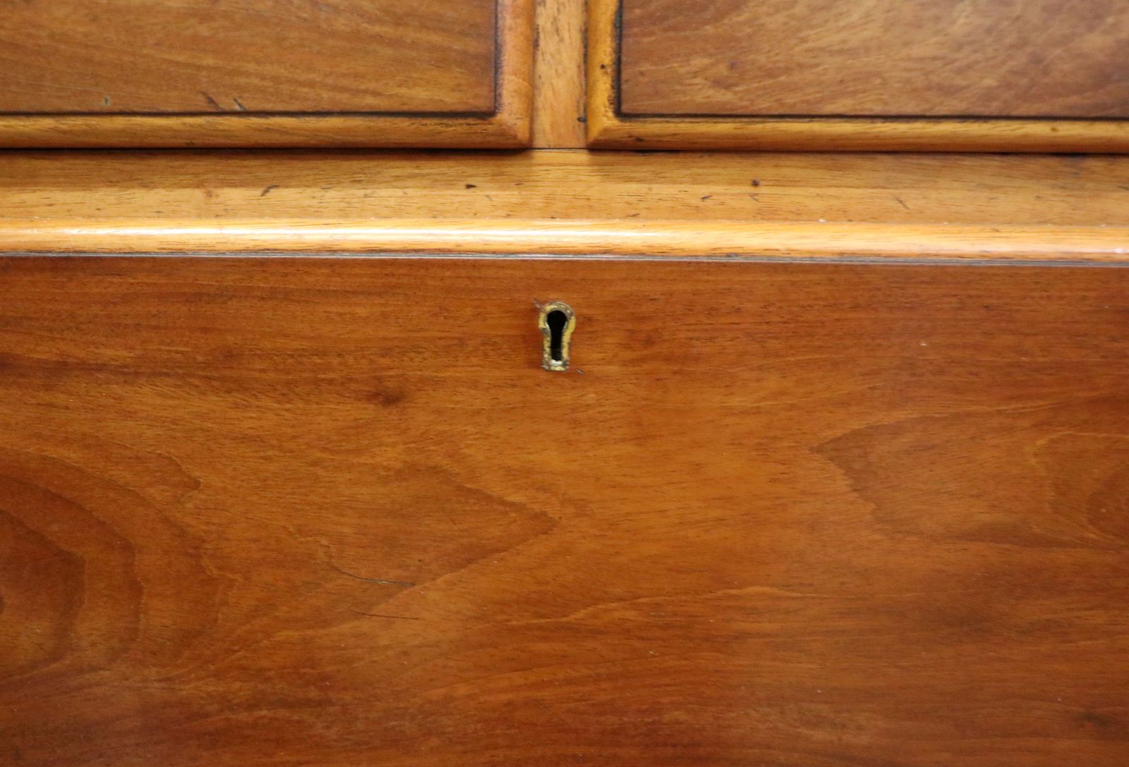 A Lovely Mid 19th Century Mahogany Galleried Back Chest Of Drawers. photo vinterior