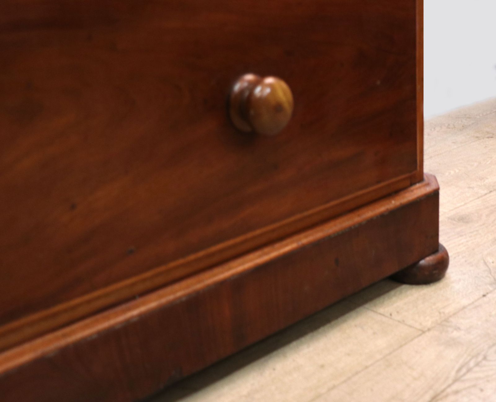 photo vintage A Lovely Mid 19th Century Mahogany Galleried Back Chest Of Drawers.