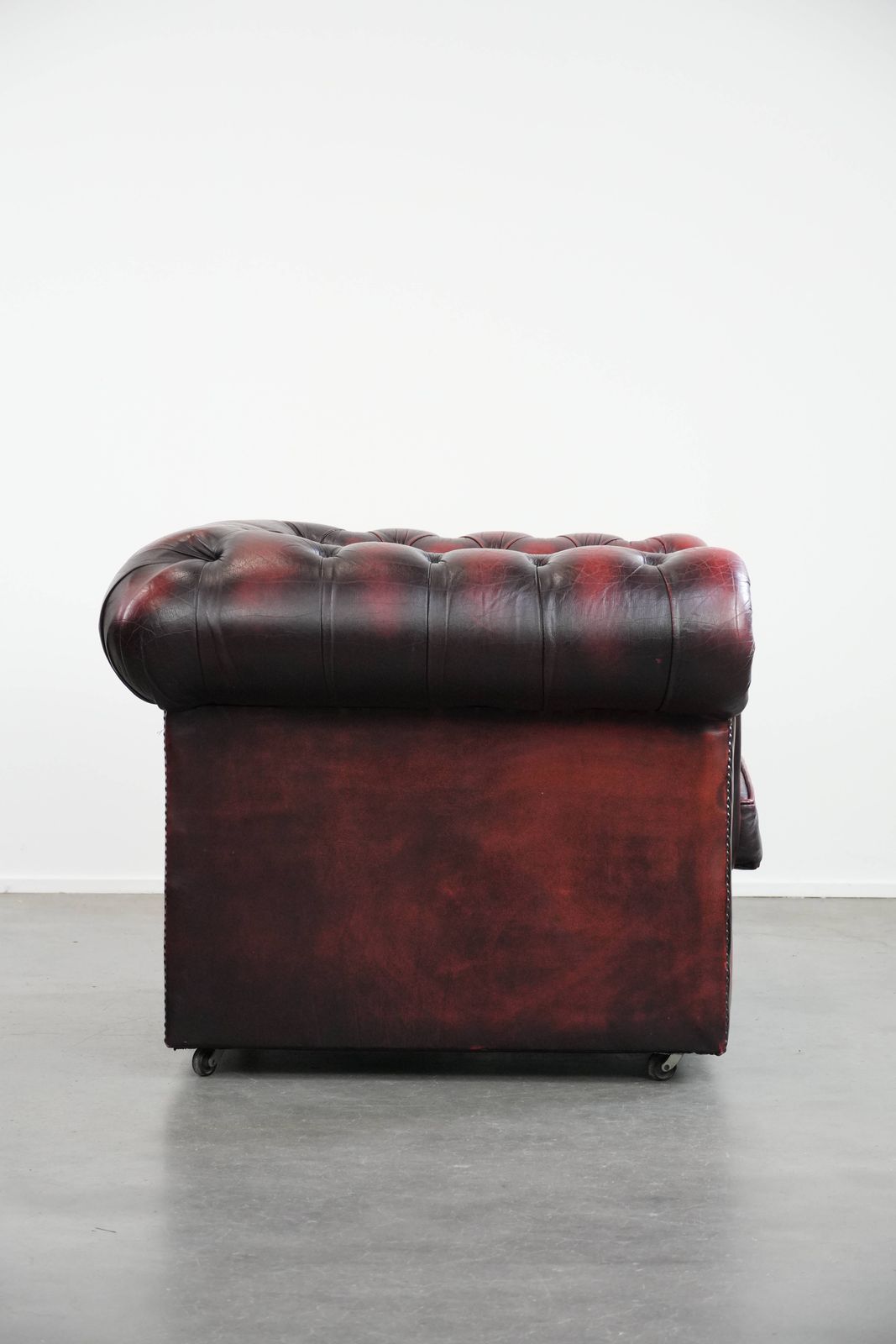 Tijdloze Engelse Chesterfield Fauteuil Van Leer Op Wieltjes, Afgewerkt Met Siernagels photo for sale