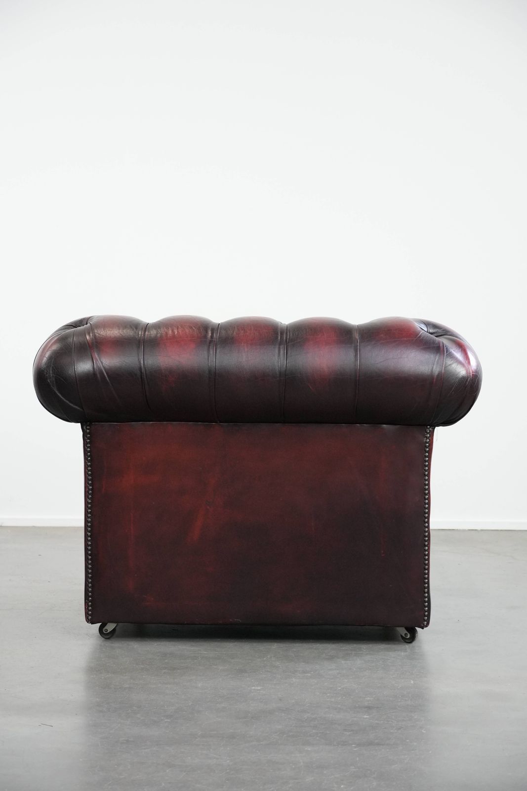 Tijdloze Engelse Chesterfield Fauteuil Van Leer Op Wieltjes, Afgewerkt Met Siernagels photo Meubels