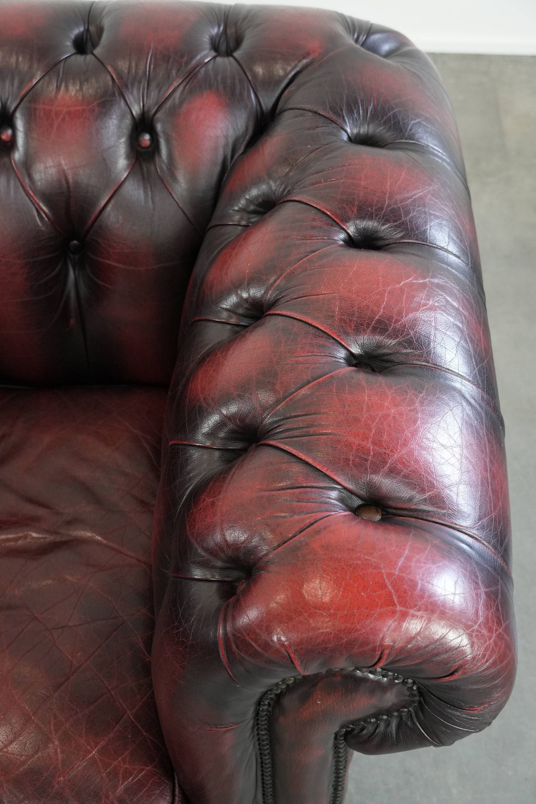Tijdloze Engelse Chesterfield Fauteuil Van Leer Op Wieltjes, Afgewerkt Met Siernagels photo vintage